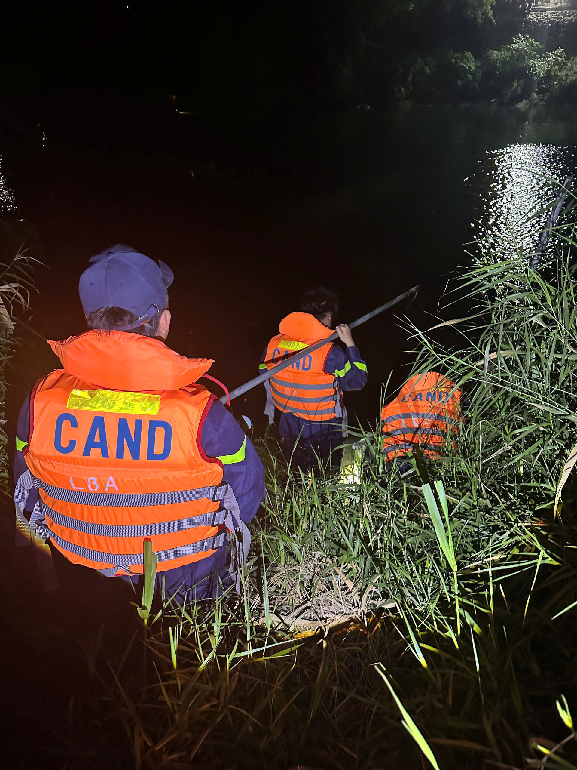 NỖ LỰC TÌM KIẾM CHÁU BÉ ĐUỐI NƯỚC TẠI XÃ SƠN DƯƠNG 