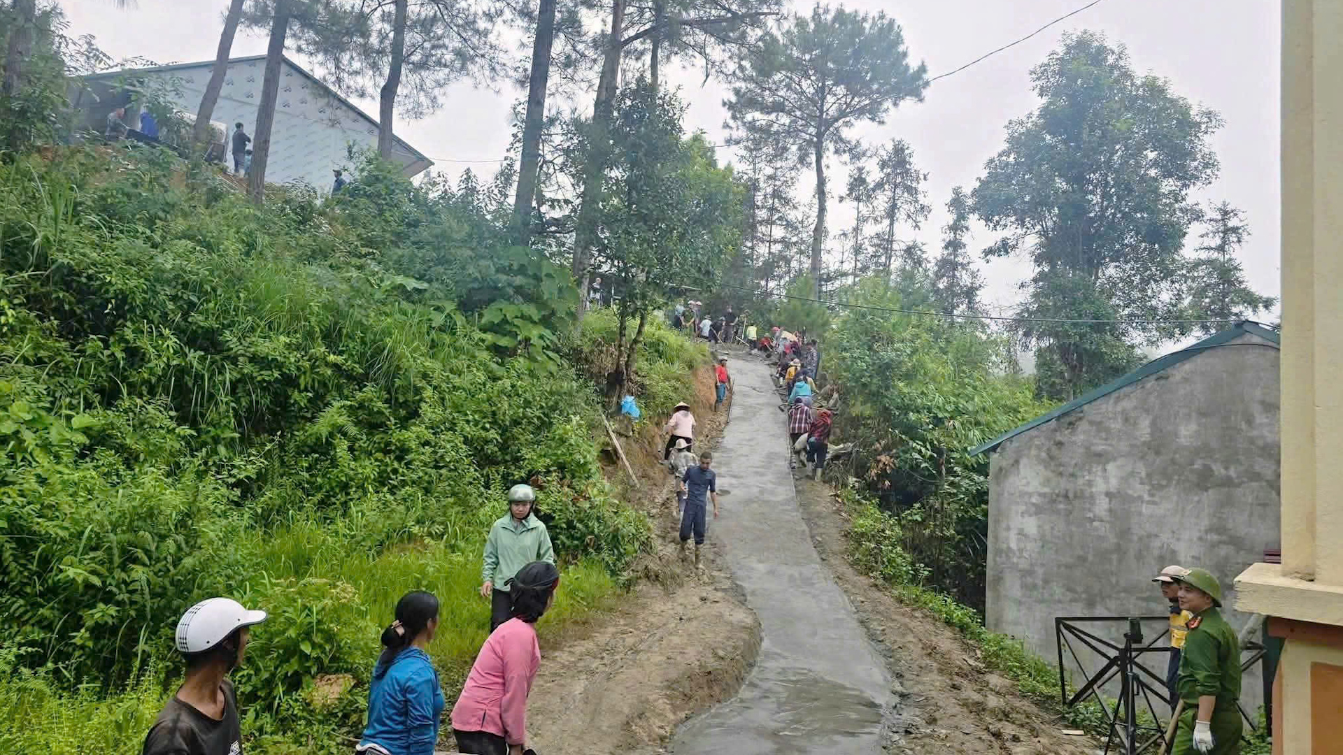 CÁC LỰC LƯỢNG CHUNG TAY LÀM ĐƯỜNG BÊ TÔNG ĐẾN KHU BÁN TRÚ TRƯỜNG PTDTBT TIỂU HỌC VÀ THCS BẢN MÁY