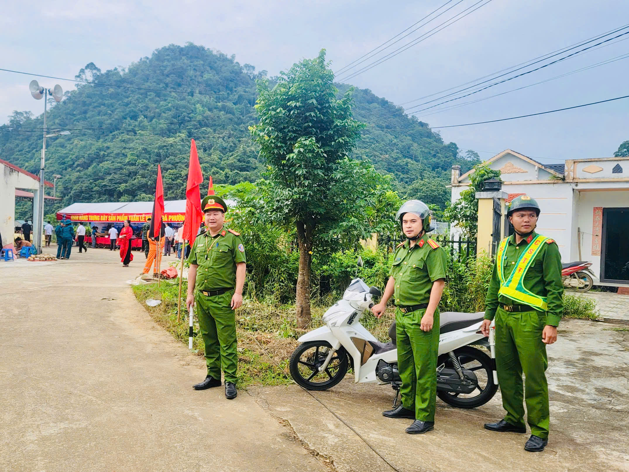 CHỦ ĐỘNG BẢO ĐẢM AN NINH, TRẬT TỰ TRONG NGÀY KHAI MẠC TUẦN LỄ “NA NÚI ĐÁ”