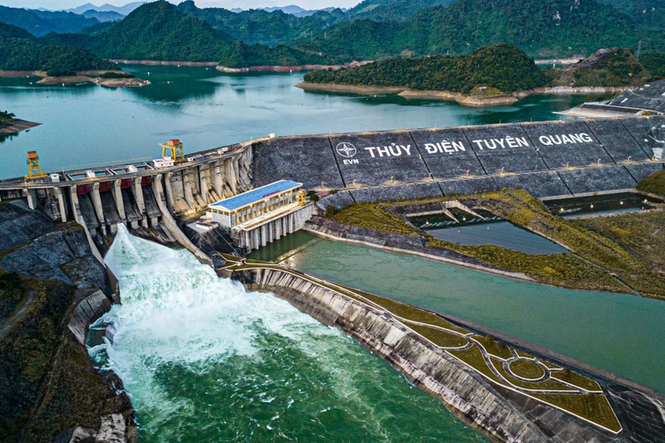 Mở 01 cửa xả đáy hồ thủy điện Tuyên Quang vào hồi 16h00’ ngày 01/7/2026