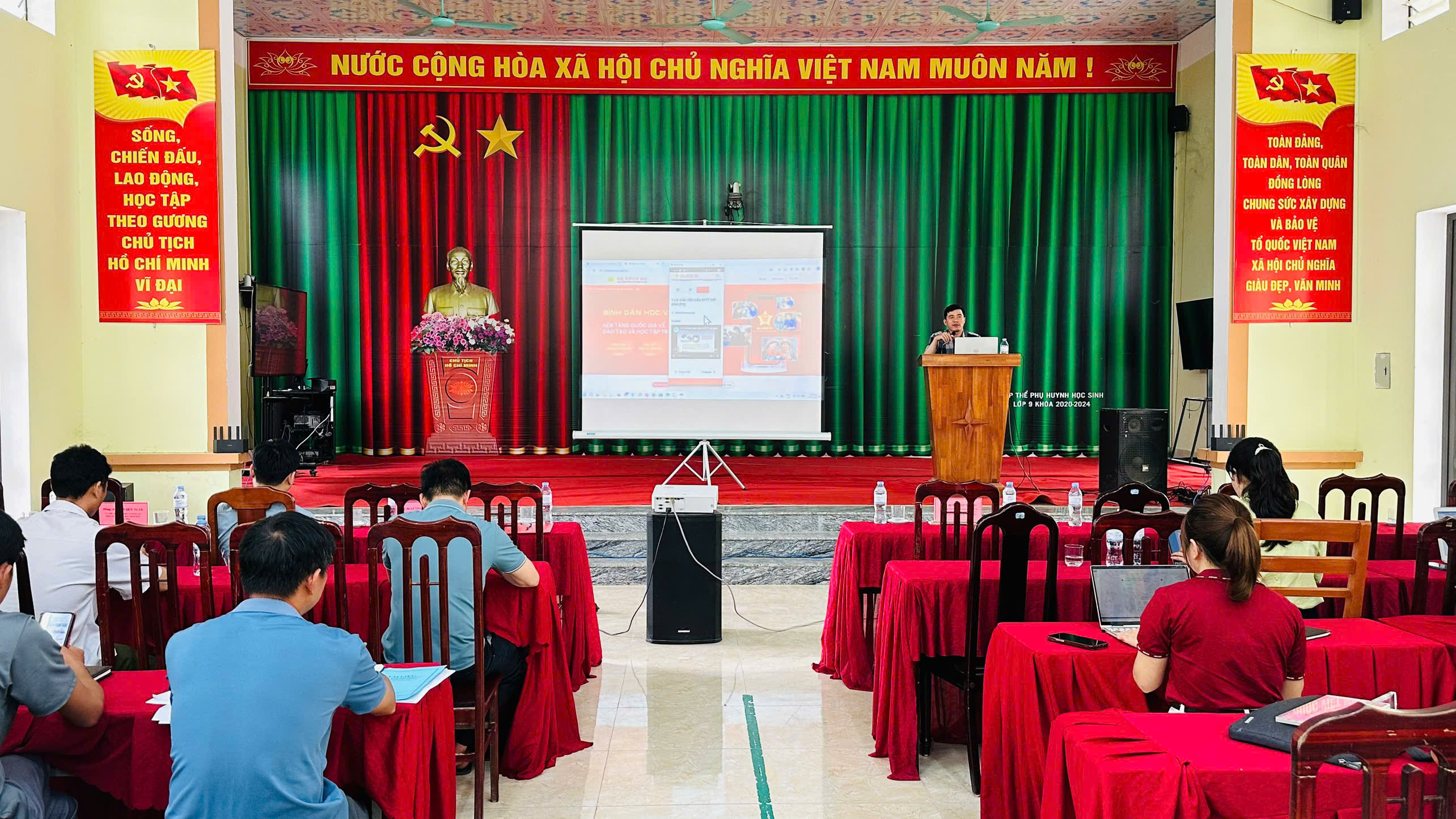 Xã Hồng Thái tổ chức lớp tập huấn, hướng dẫn Tổ công nghệ số cộng đồng xã và Tổ Công nghệ số các thôn trên địa bàn xã