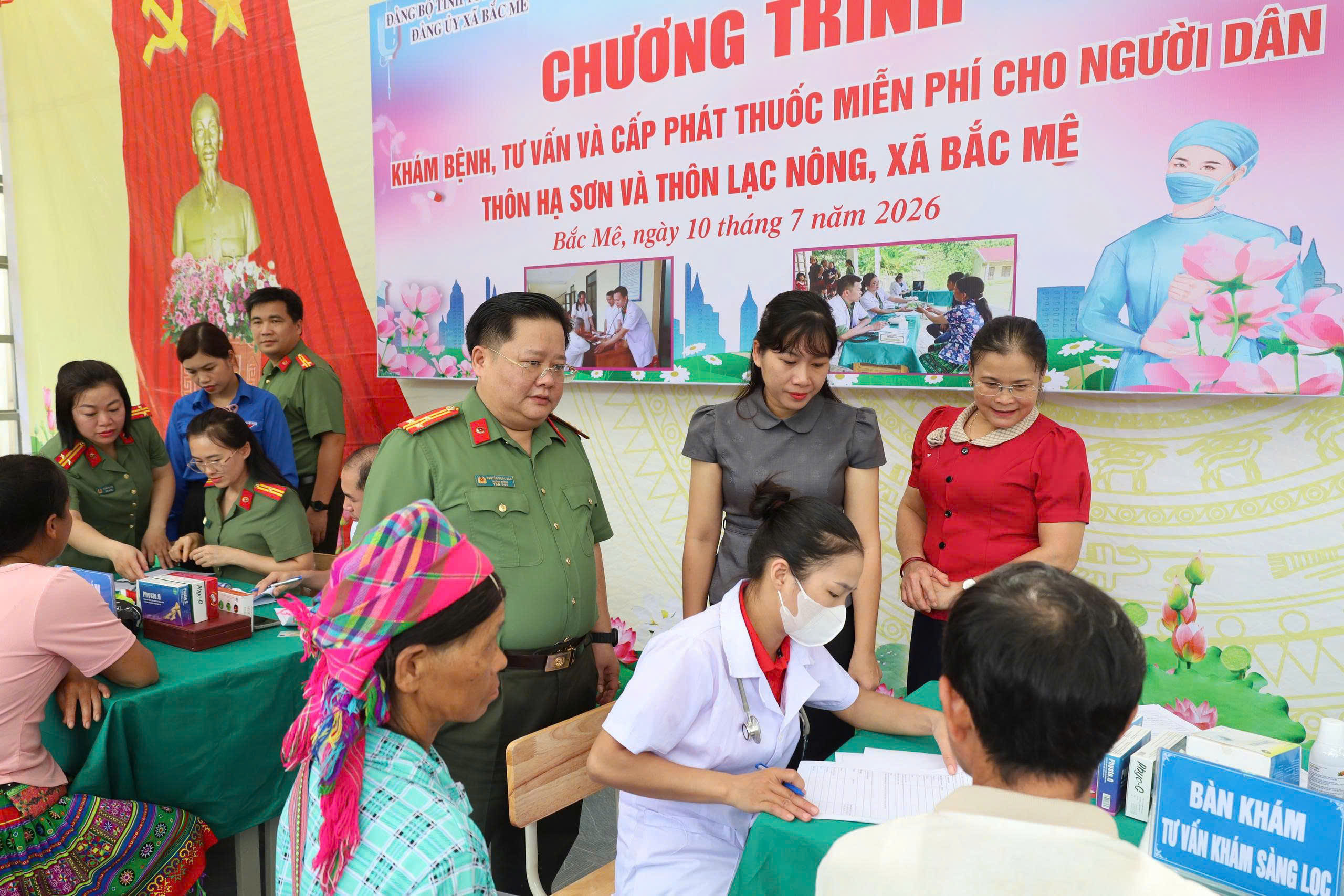 ẤM ÁP NGHĨA TÌNH VÙNG CAO - CHUNG TAY BÀI TRỪ HỦ TỤC VÀ CHĂM SÓC SỨC KHỎE NHÂN DÂN
