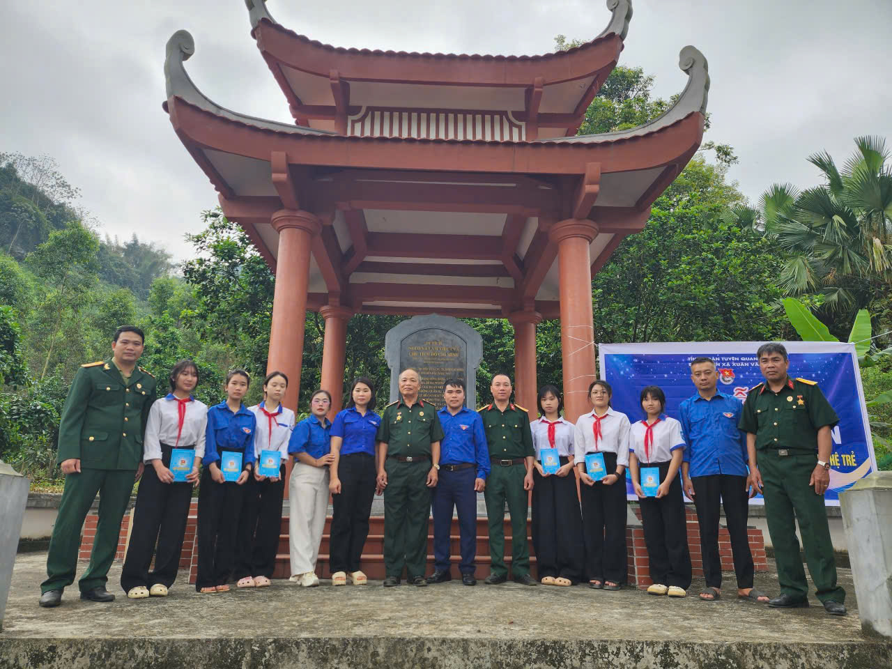 BỒI ĐẮP LÝ TƯỞNG TỪ NHỮNG ĐỊA CHỈ ĐỎ