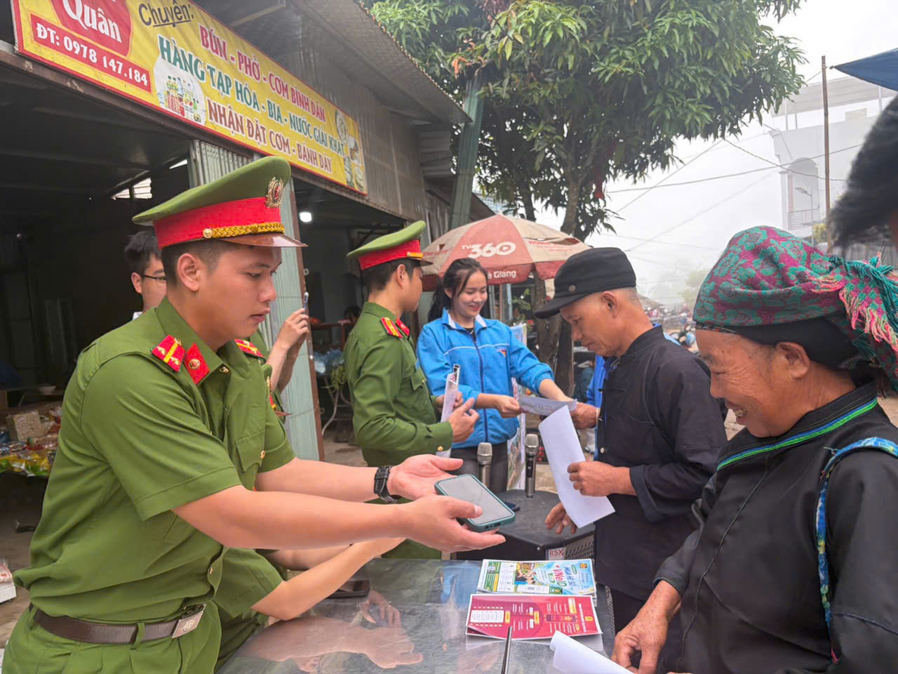 Sôi nổi chiến dịch “ Mùa hè số cùng VNeID 2026” tại chợ phiên trung tâm xã Pờ Ly Ngài.