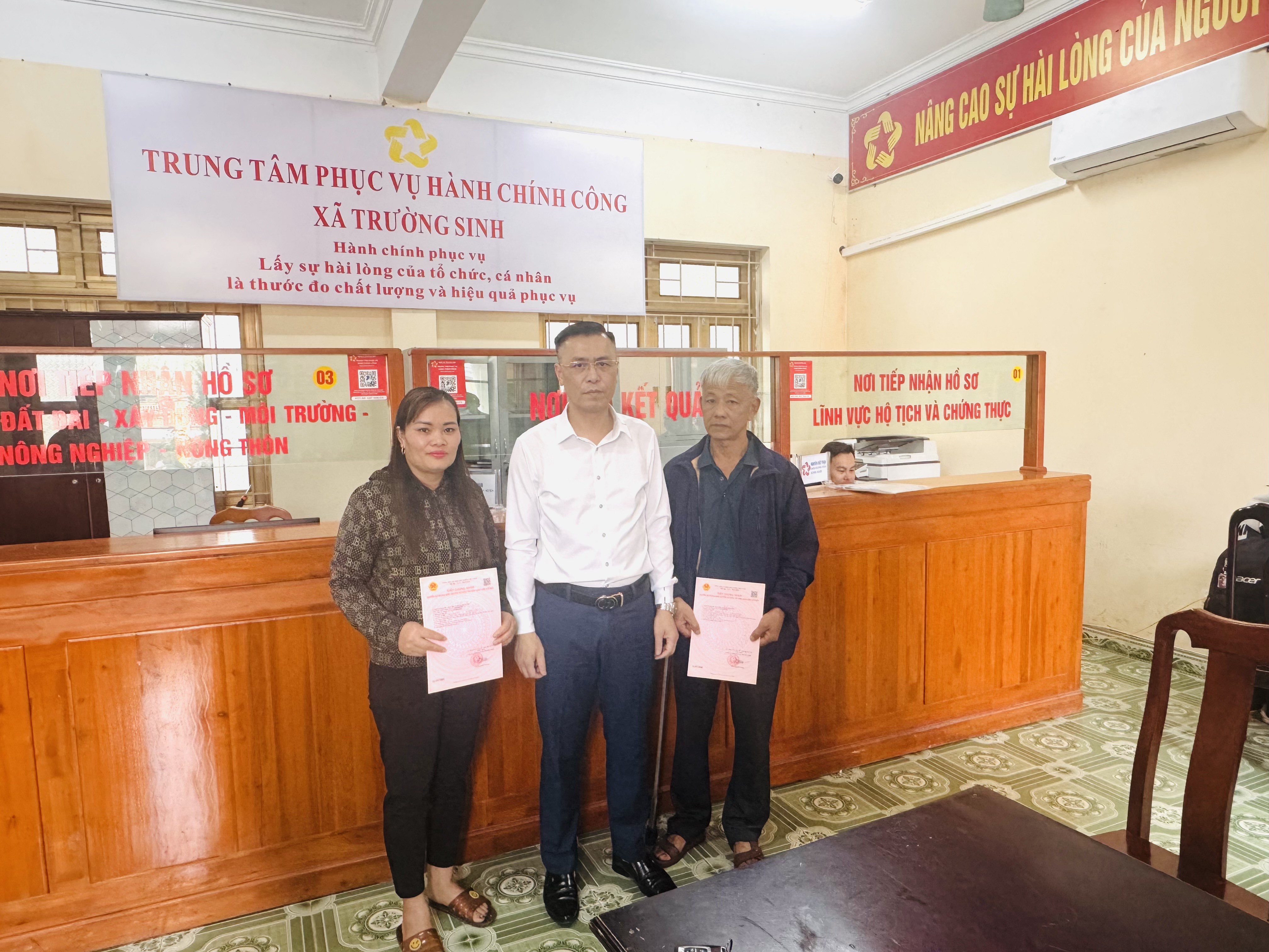 Xã Trường Sinh cấp giấy chứng nhận quyền sử dụng đất, quyền sở hữu tài sản gắn liền với đất lần đầu cho người dân