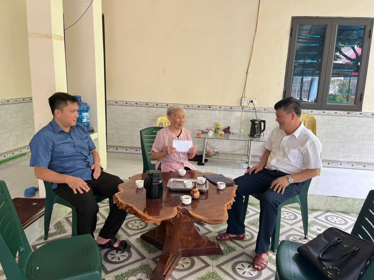 Bt Hiếu tặng qu&agrave;2.jpg
