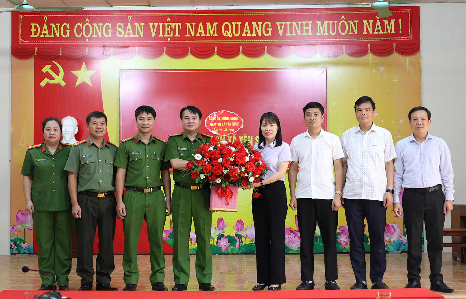 Thường trực Đảng ủy xã Yên Sơn chúc mừng Ngày truyền thống Công an nhân dân