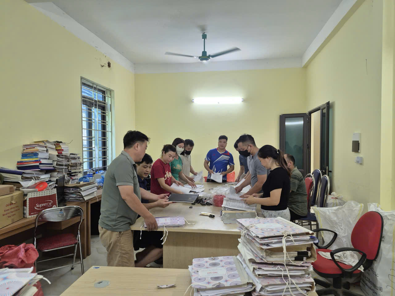 Tổ chỉnh lý, số hóa tài liệu xã Niêm Sơn tích cực đẩy nhanh tiến độ 