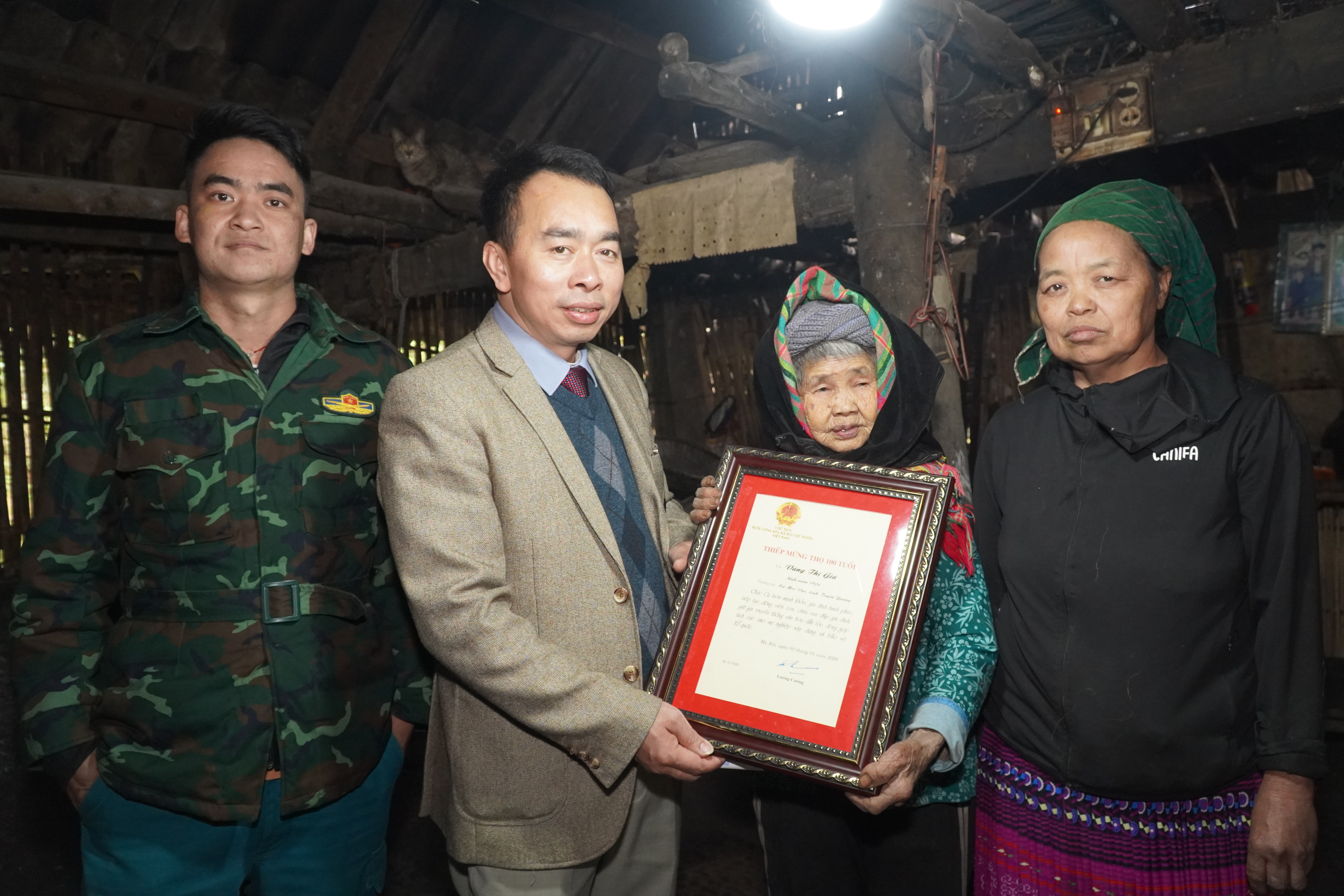 Chủ tịch UBND xã thăm, tặng quà nhân dịp chuẩn bị đón Tết Nguyên đán Bính Ngọ 2026