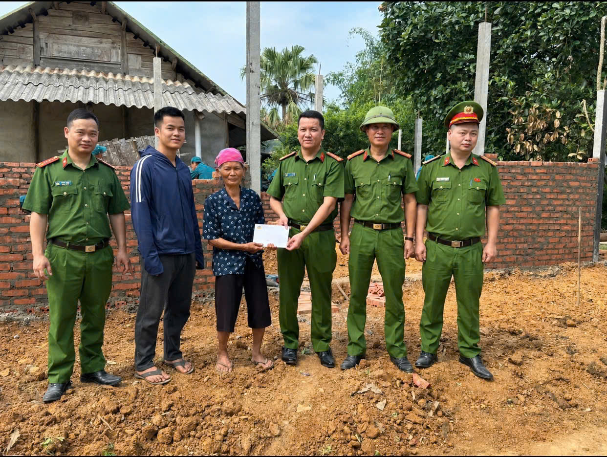 CÔNG AN XÃ LỰC HÀNH CHUNG TAY HỖ TRỢ HỘ KHÓ KHĂN LÀM NHÀ Ở