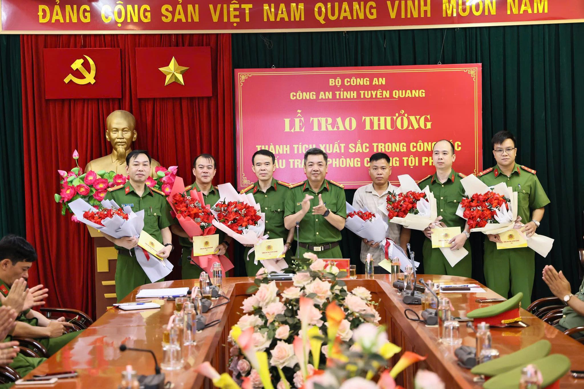 KỊP THỜI KHEN THƯỞNG, BIỂU DƯƠNG THÀNH TÍCH TRONG CÔNG TÁC PHÒNG, CHỐNG, ĐẤU TRANH VỚI TỘI PHẠM