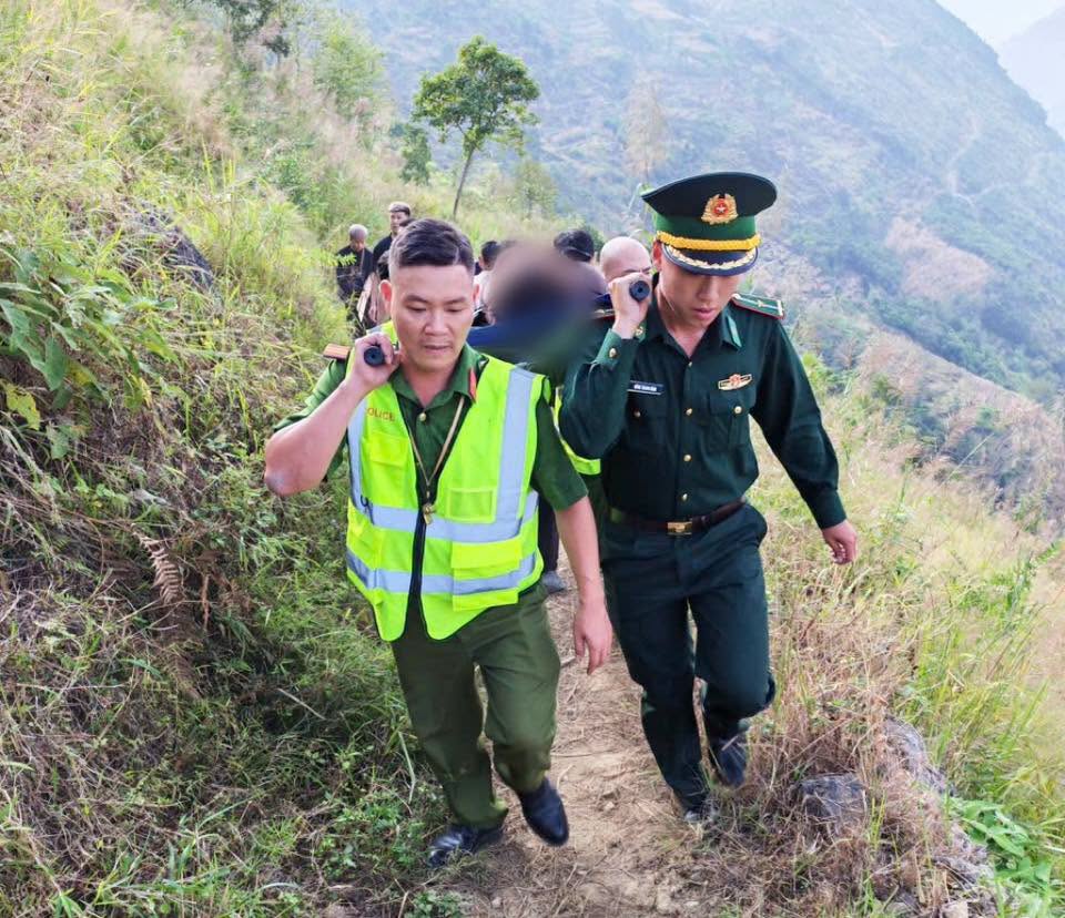 CÔNG AN XÃ PHỐI HỢP CỨU GIÚP DU KHÁCH RƠI XUỐNG VỰC