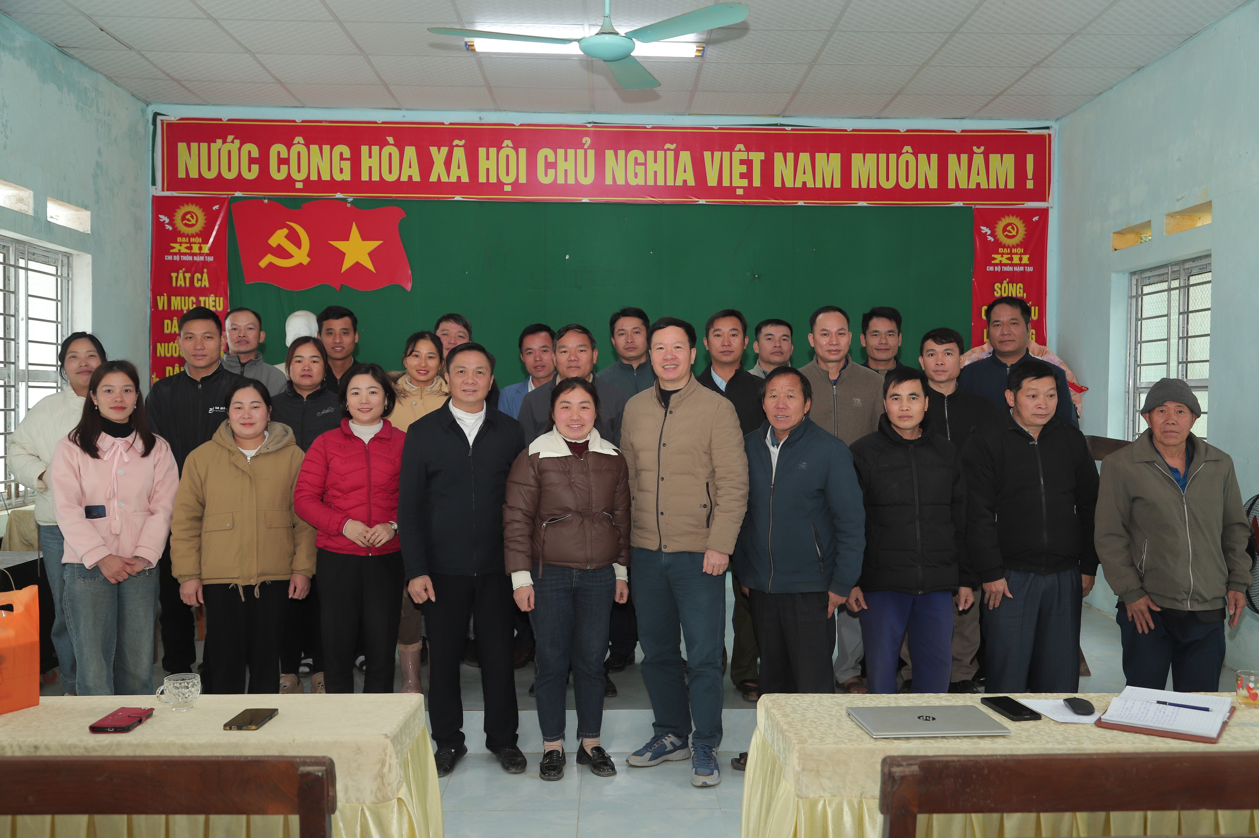 Đoàn công tác số 02 BTV Đảng ủy xã Liên Hiệp làm việc với các thôn