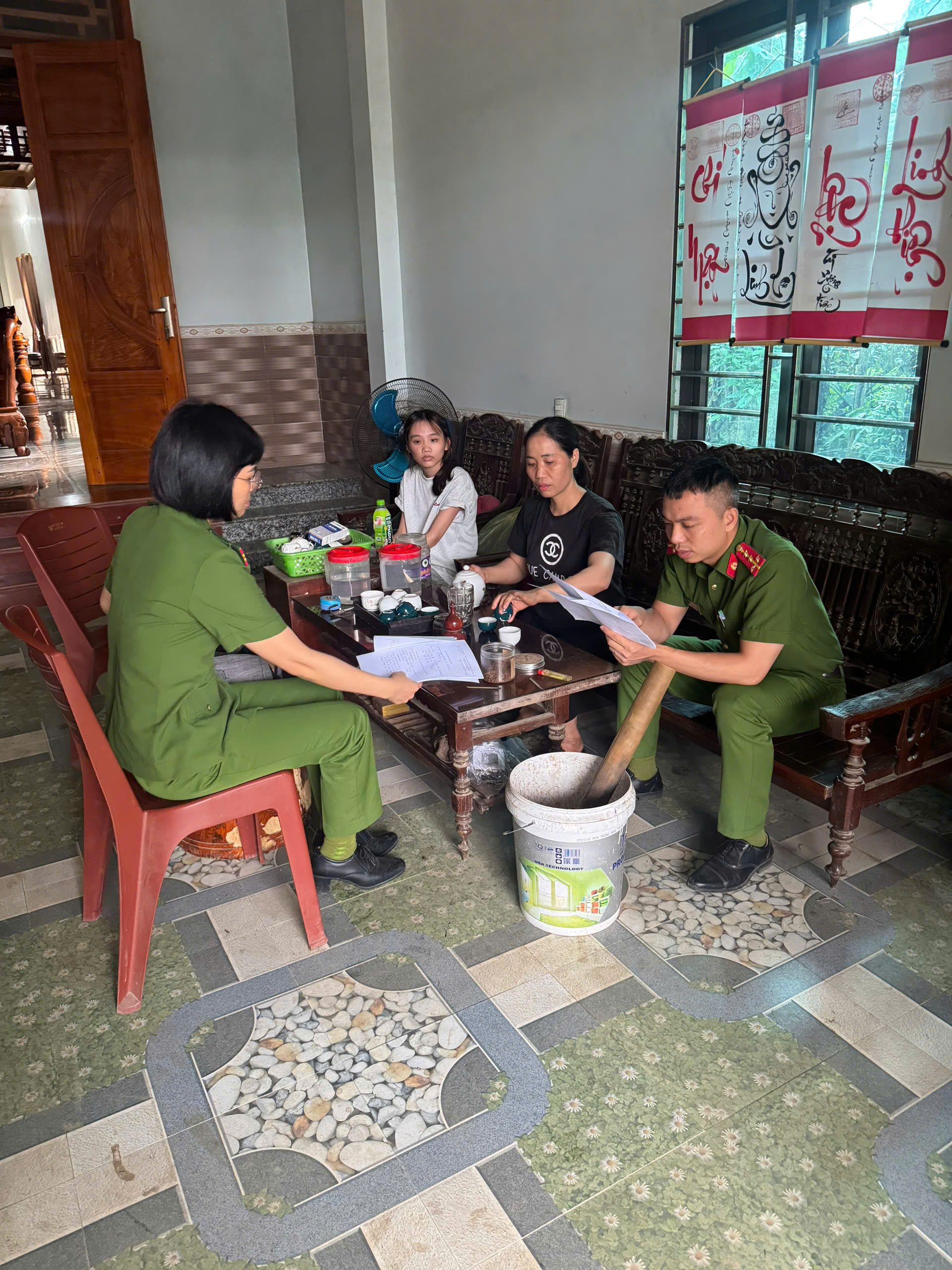 CÔNG AN XÃ HÙNG AN TĂNG CƯỜNG KIỂM TRA, RÀ SOÁT CÔNG TÁC ĐĂNG KÝ TẠM TRÚ ĐỐI VỚI HỌC SINH, SINH VIÊN THUÊ TRỌ TRÊN ĐỊA BÀN 