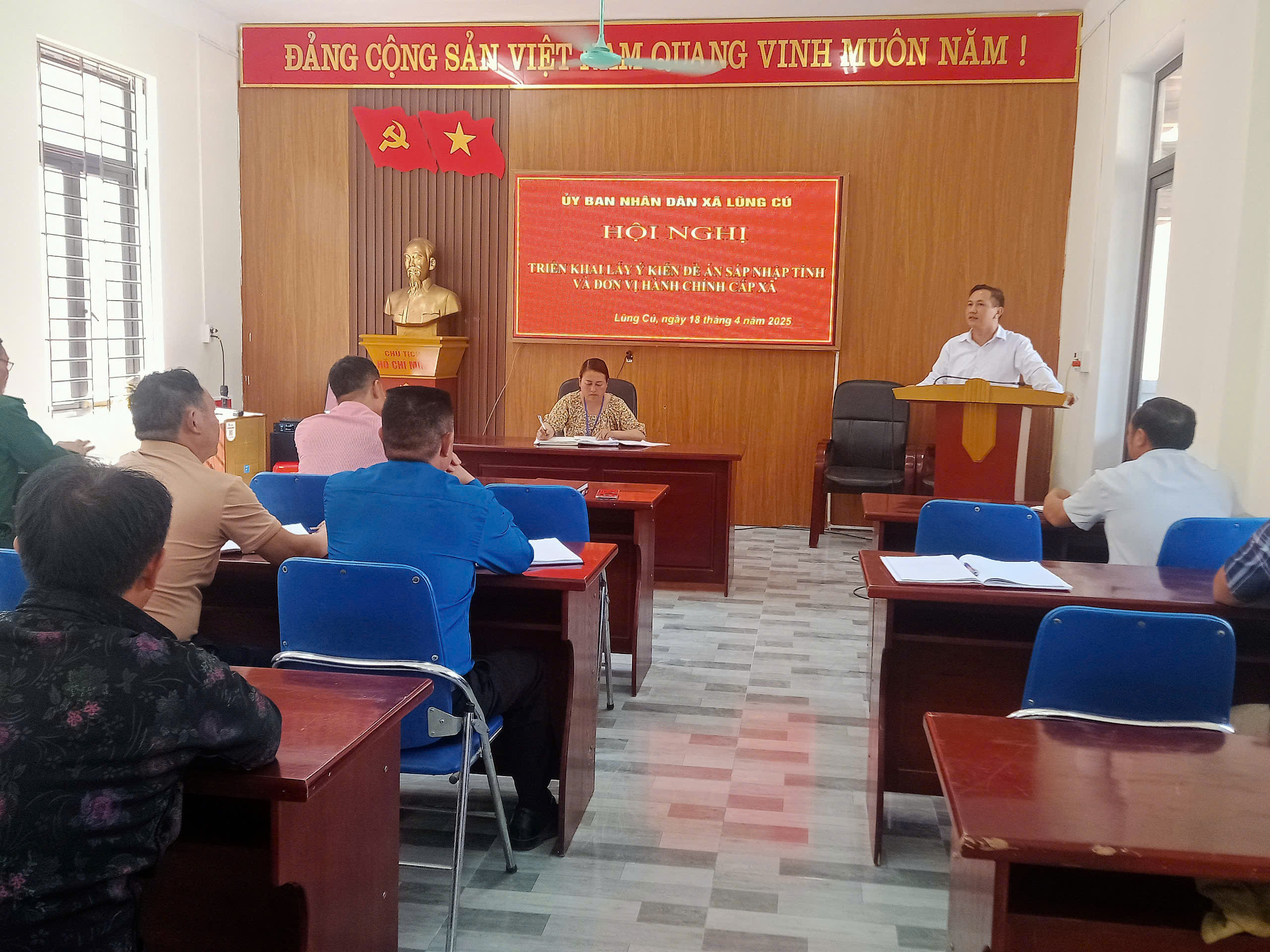 UBND XÃ LŨNG CÚ TỔ CHỨC HỘI NGHỊ TRIỂN KHAI LẤY Ý KIẾN NHÂN DÂN ĐỐI VỚI ĐỀ ÁN SÁP NHẬP TỈNH VÀ SẮP XẾP ĐƠN VỊ HÀNH CHÍNH CẤP XÃ TRÊN ĐỊA BÀN TỈNH HÀ GIANG