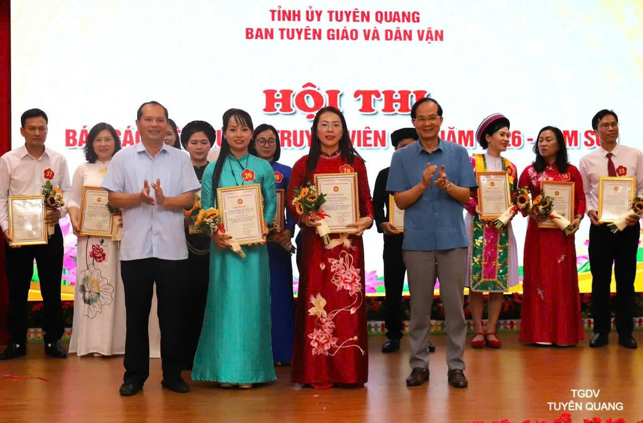 TÁC PHẨM THAM DỰ CUỘC THI BÁO CHÍ VIẾT VỀ “DÂN VẬN KHÉO” TRONG TRIỂN KHAI NGHỊ QUYẾT ĐẠI HỘI ĐẢNG BỘ CÁC CẤP NHIỆM KỲ 2025 – 2026: “ĐÓA MAI THẮM” NƠI MIỀN ĐÁ XÁM - NGƯỜI THẮP LỬA “GIEO CHỮ HÔM NAY - XÂY DỰNG NGÀY MAI”