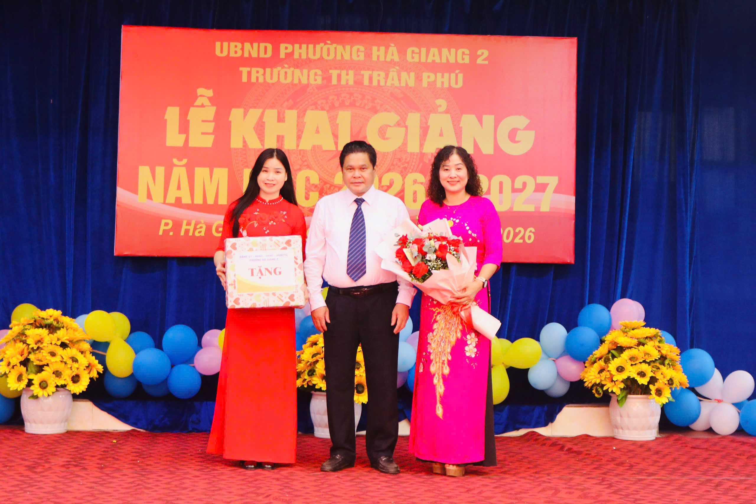 Bí thư Đảng uỷ, Chủ tịch HĐND phường Vàng Seo Cón dự Lễ khai giảng năm học mới tại Trường Tiểu học Trần Phú