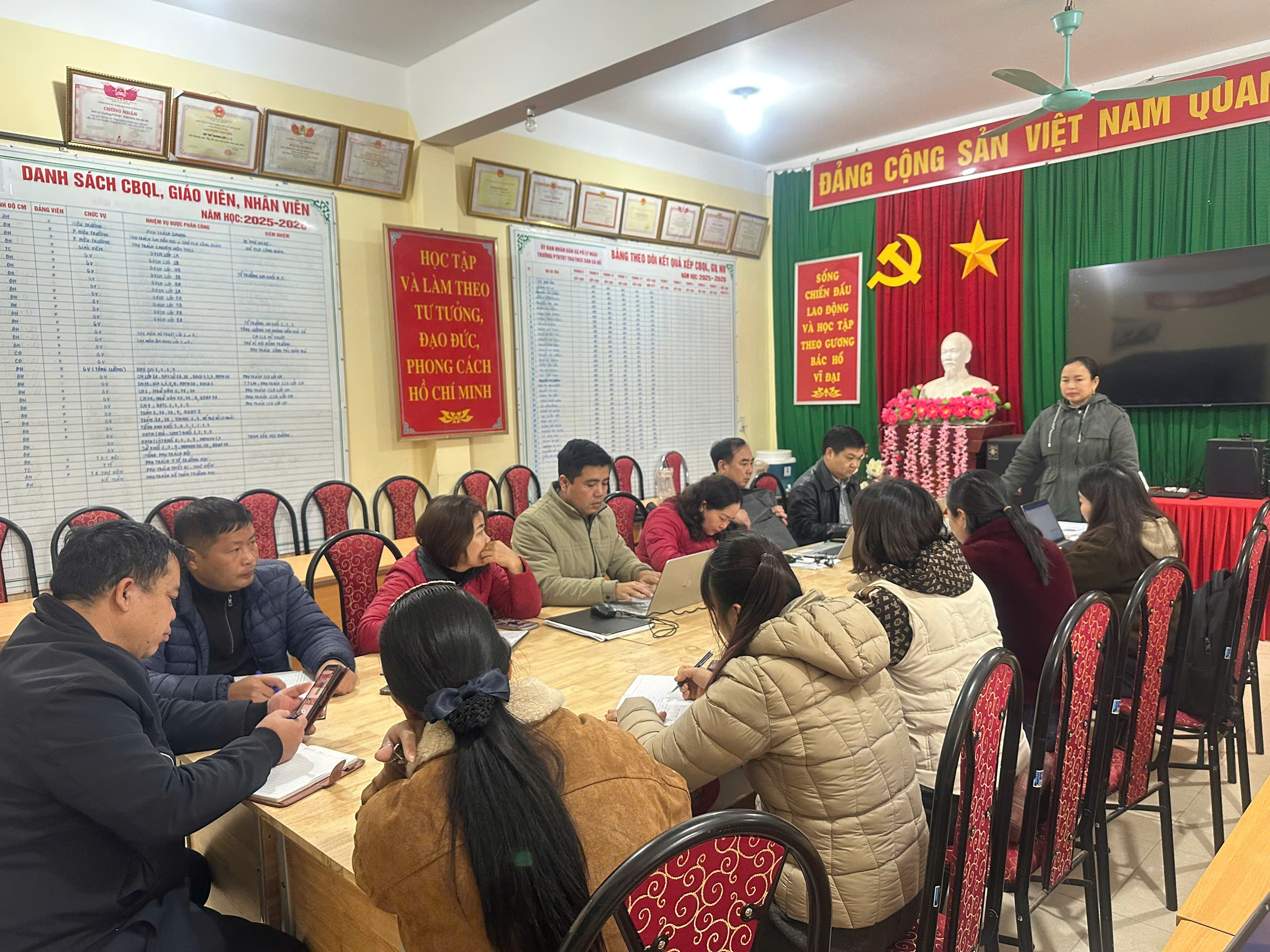 Kiểm tra việc thực hiện các nhiệm vụ năm học 2025-2026 và chế độ chính sách tại các trường trên địa bàn xã Pờ Ly Ngài