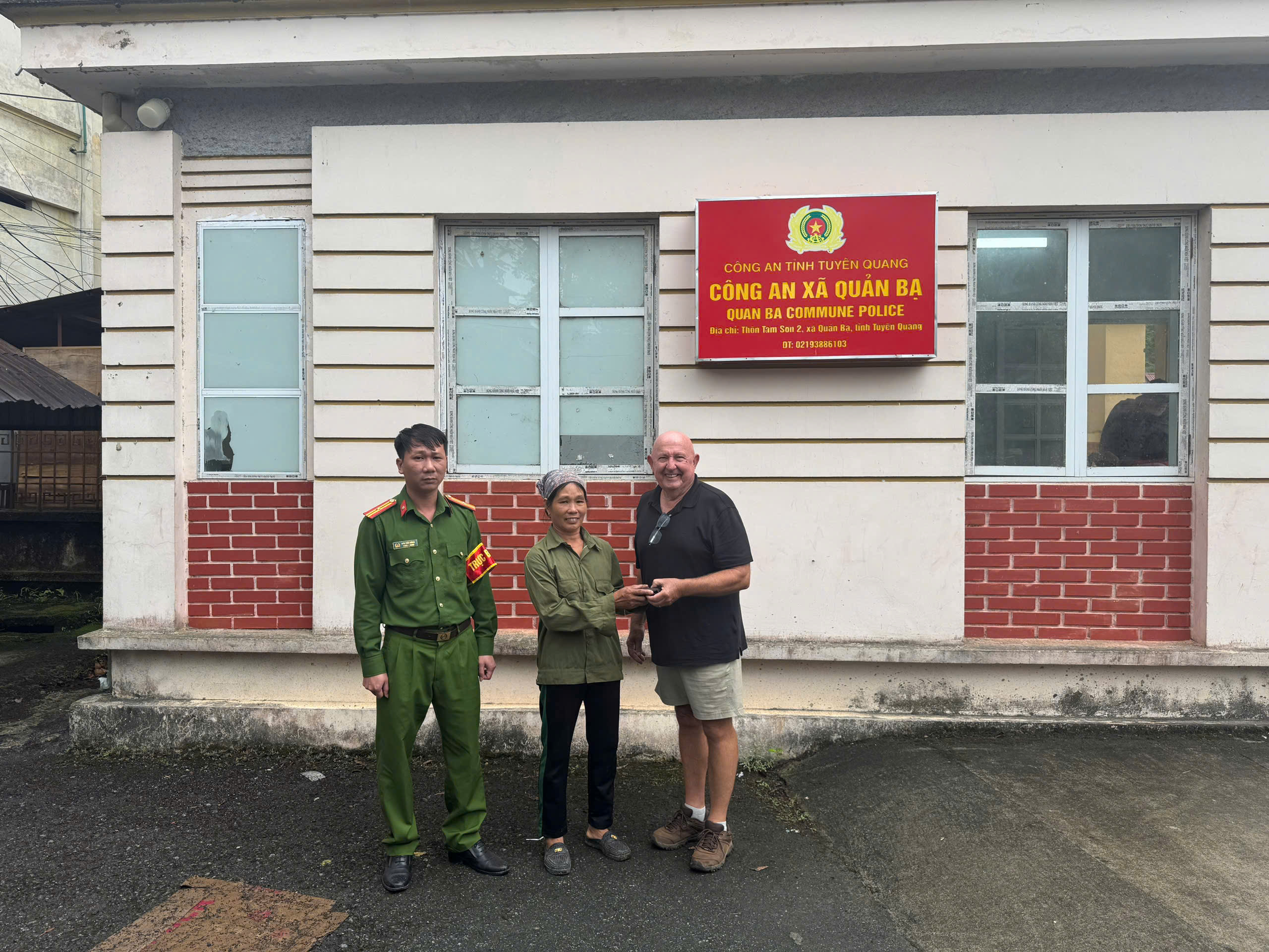 CÔNG AN XÃ QUẢN BẠ NHANH CHÓNG TÌM LẠI TÀI SẢN CHO KHÁCH DU LỊCH NƯỚC NGOÀI