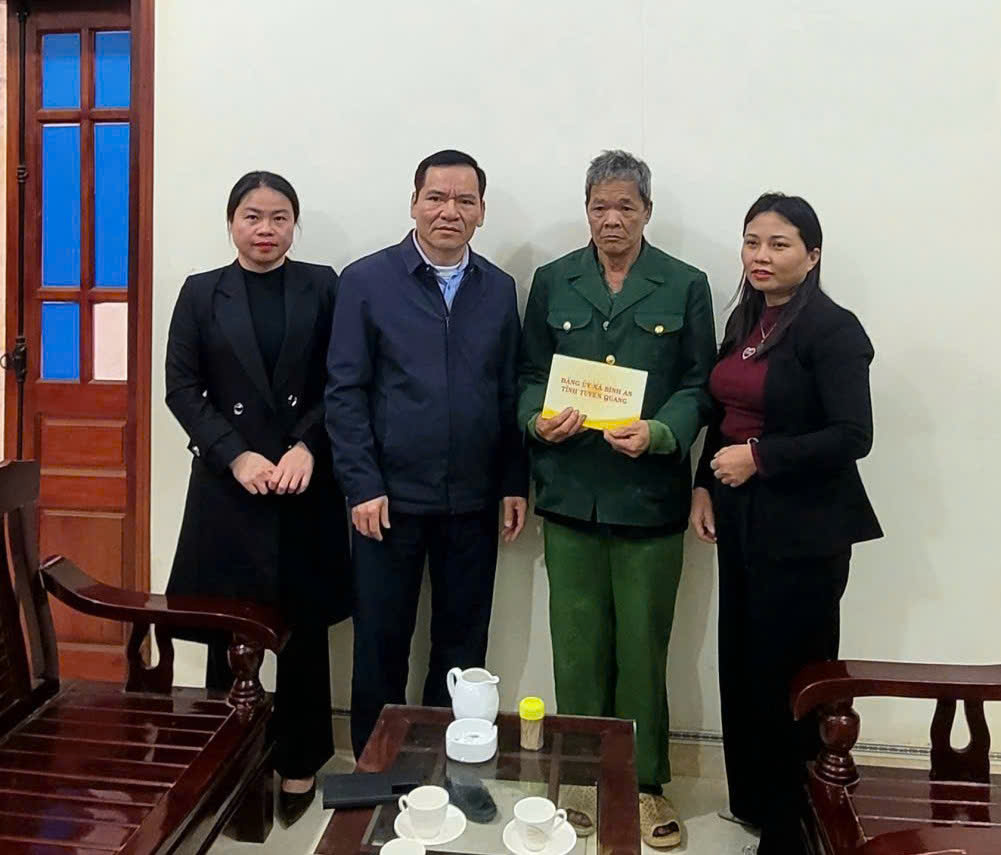 Lãnh đạo xã Bình An thăm và hỗ trợ gia đình cháu Hoàng Yến Vy 4 tuổi bị bỏng nặng tại thôn Vằng Áng