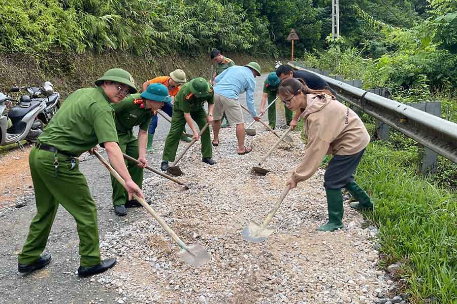 CÔNG AN XÃ TÂN MỸ KHẮC PHỤC ĐƯỜNG XUỐNG CẤP, BẢO ĐẢM AN TOÀN CHO NGƯỜI DÂN