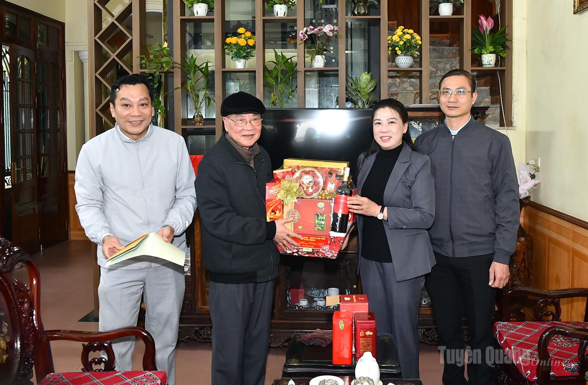 Phó Bí thư Thường trực Tỉnh ủy Lê Thị Kim Dung thăm, chúc Tết gia đình các đồng chí nguyên Thường trực Tỉnh ủy