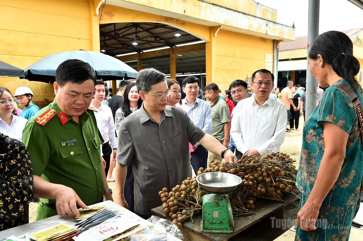 Chủ tịch HĐND tỉnh Nguyễn Văn Sơn dự khai trương “Chợ phiên, chợ số” xã Hồng Thái