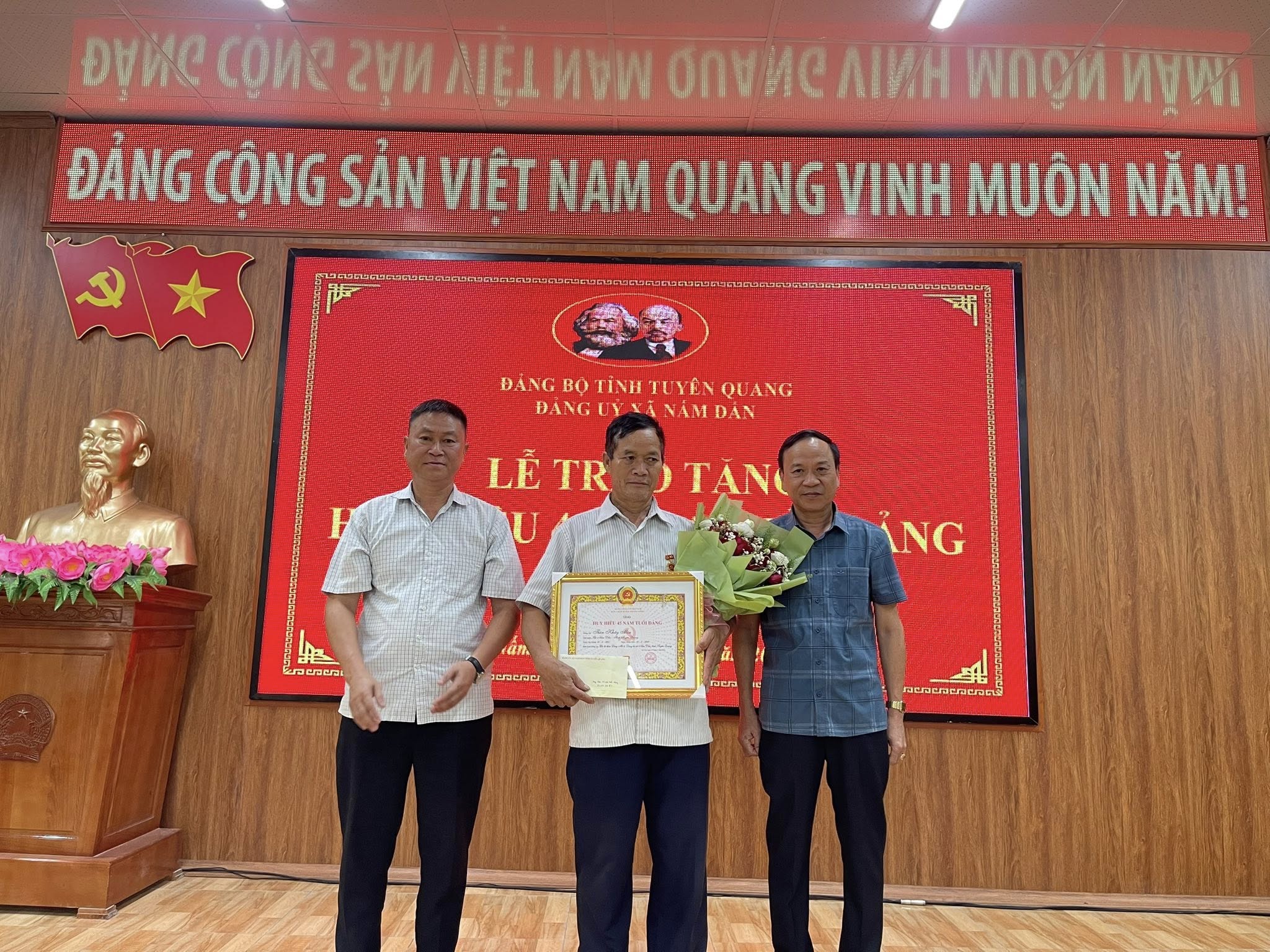 ĐẢNG ỦY XÃ NẤM DẨN TỔ CHỨC LỄ TRAO TẶNG HUY HIỆU 45 NĂM TUỔI ĐẢNG