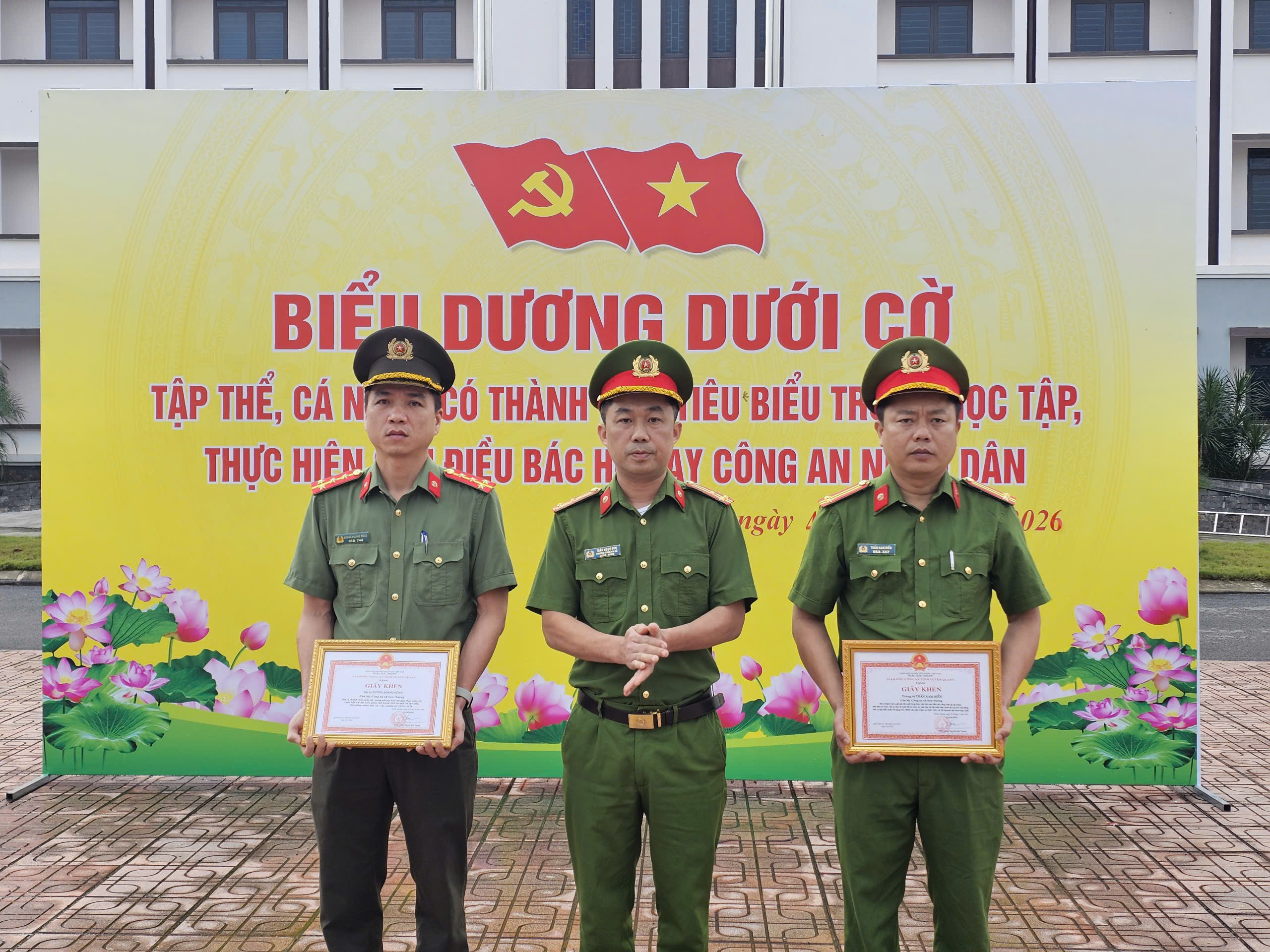 CÔNG AN XÃ SƠN DƯƠNG BIỂU DƯƠNG DƯỚI CỜ TRONG HỌC TẬP THỰC HIỆN SÁU ĐIỀU BÁC HỒ DẠY CÔNG AN NHÂN DÂN
