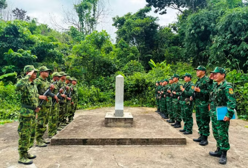 Tuần tra song phương trên biên giới Việt - Lào