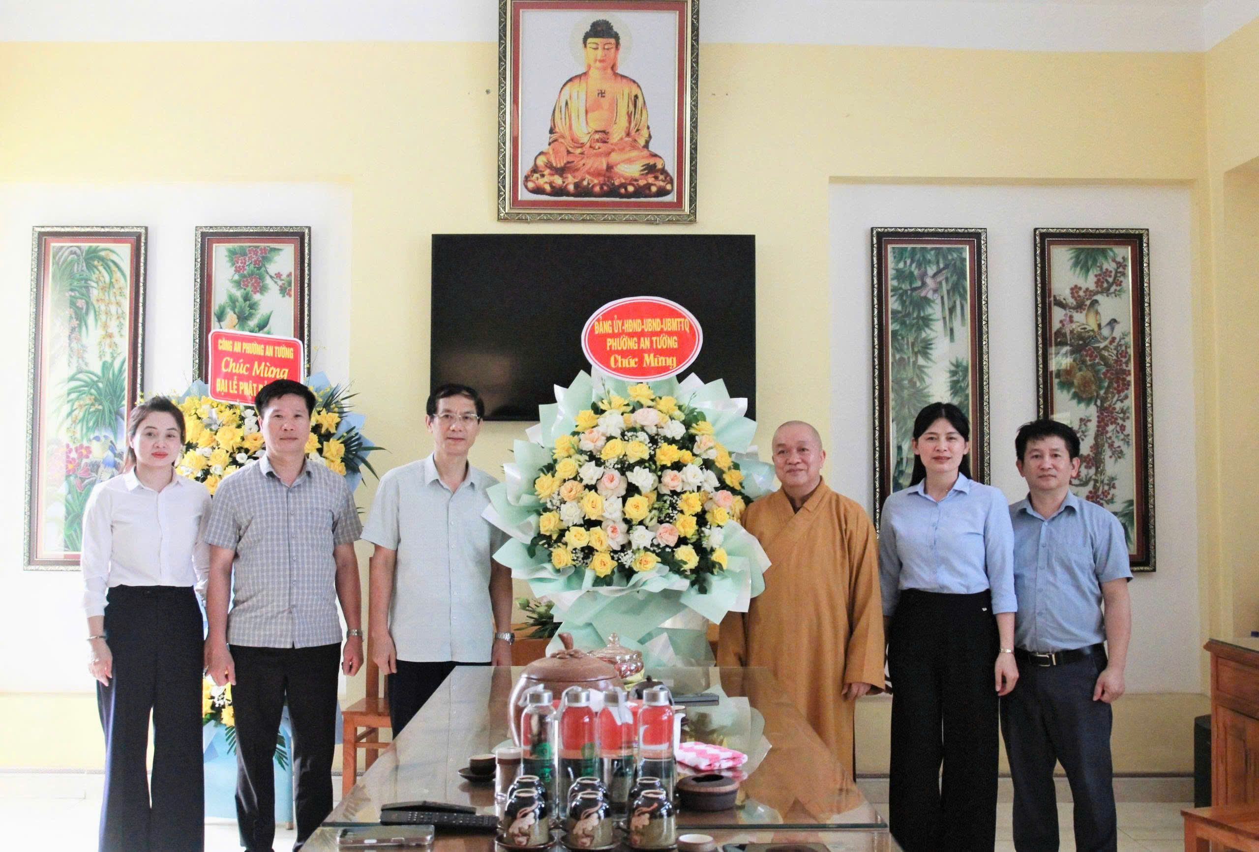 Đồng chí Bí thư Đảng ủy, Chủ tịch HĐND phường An Tường Nguyễn Đình Trung thăm, chúc mừng các cơ sở Phật giáo nhân dịp Đại lễ Phật Đản năm 2026