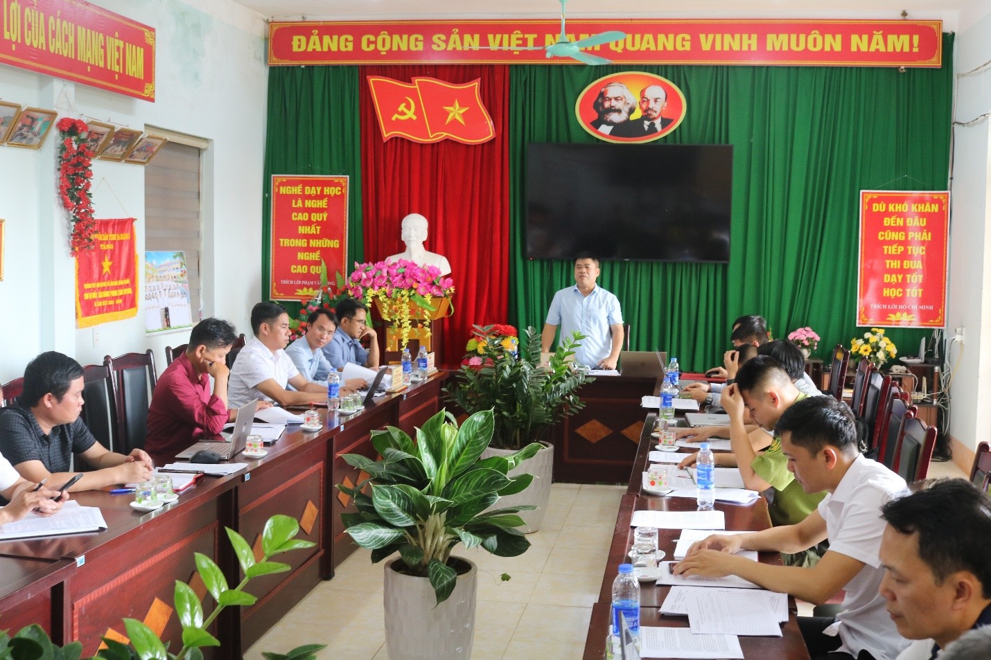 Đoàn công tác số 7 của Sở Nông nghiệp và Môi trường làm việc tại xã Xín Mần nắm bắt tình hình, hướng dẫn, giải đáp các khó khăn, vướng mắc của các xã, phường về lĩnh vực nông nghiệp và môi trường
