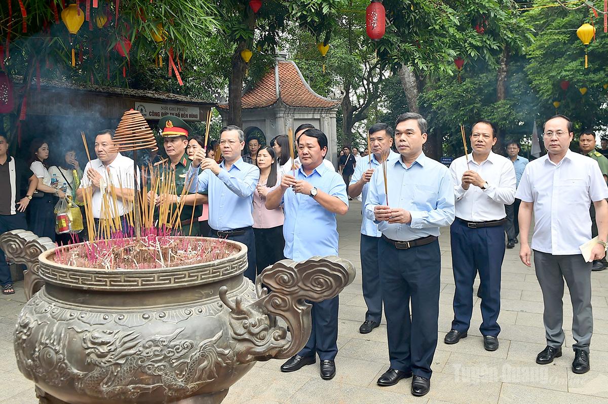 Đoàn đại biểu Ban Thường vụ Tỉnh ủy dâng hương tại Đền Hùng