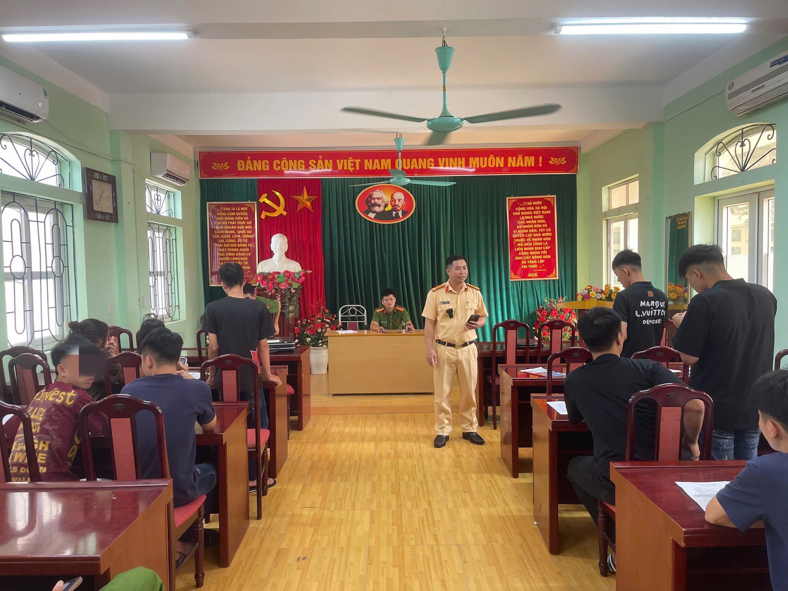 TỪ THÔNG TIN PHẢN ÁNH TRÊN MẠNG XÃ HỘI, KỊP THỜI XÁC MINH, XỬ LÝ 07 HỌC SINH VI PHẠM TRẬT TỰ AN TOÀN GIAO THÔNG