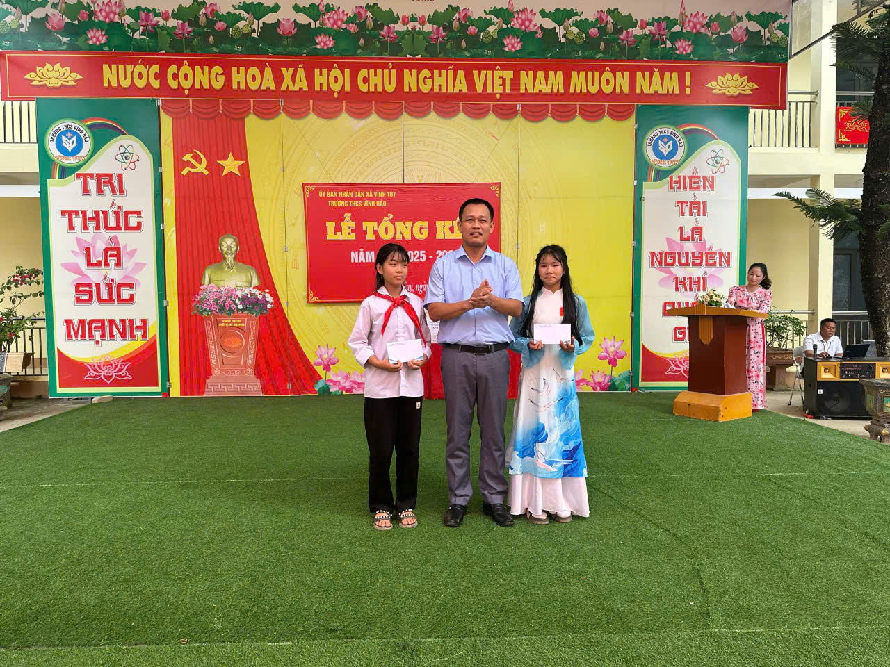 Đồng chí Nguyễn Doãn Thiện dự Lễ tổng kết năm học 2025 - 2026 tại Trường THCS Vĩnh Hảo