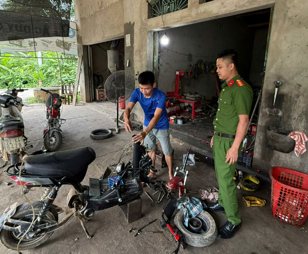 CÔNG AN XÃ THÁI BÌNH: TĂNG CƯỜNG KIỂM TRA CÁC CƠ SỞ SỬA CHỮA XE MÁY, XE ĐIỆN; TUYÊN TRUYỀN KHÔNG "ĐỘ, CHẾ" XE TRÁI PHÉP 