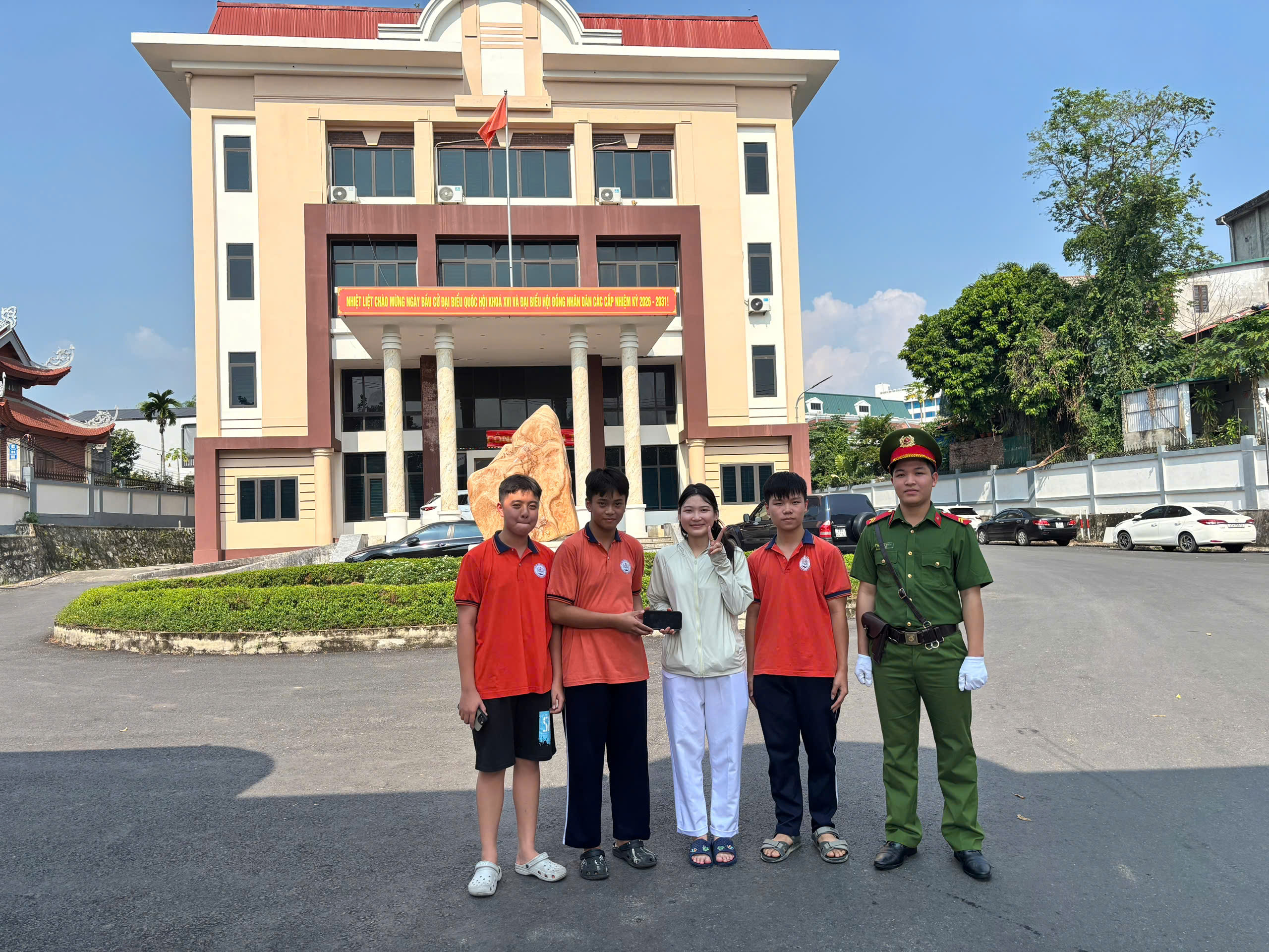 LAN TỎA HÀNH ĐỘNG ĐẸP: BA HỌC SINH NHẶT ĐƯỢC ĐIỆN THOẠI, CHỦ ĐỘNG GIAO NỘP CHO CƠ QUAN CÔNG AN