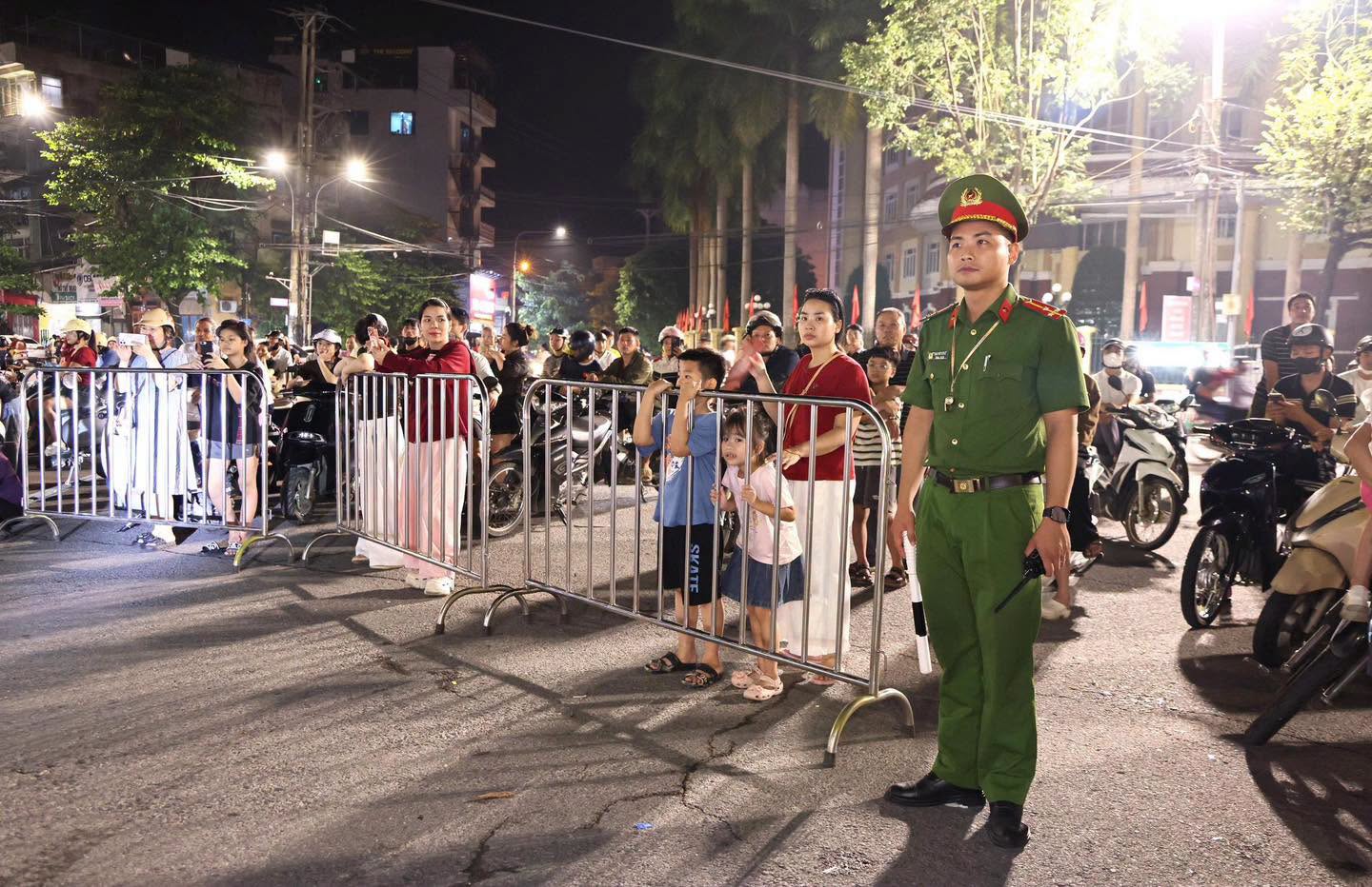 ĐI LẠI AN TOÀN TRONG NHỮNG ĐÊM HỘI THÀNH TUYÊN
