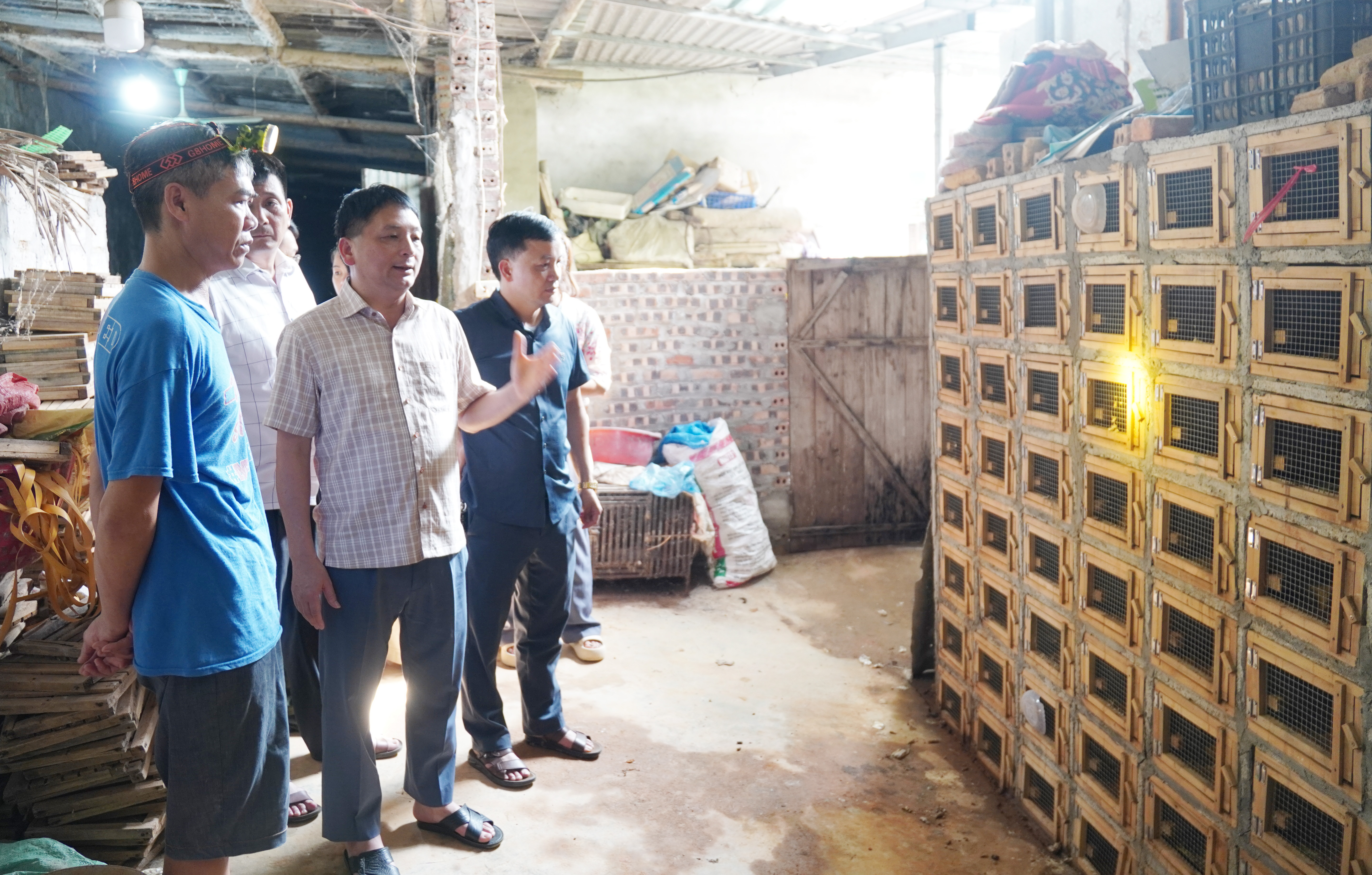 Đồng chí Chủ tịch UBND xã Sơn Dương thăm, kiểm tra các mô hình chăn nuôi cho giá trị kinh tế cao trên địa bàn