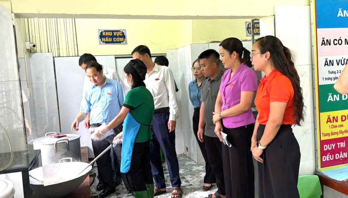 Ban Văn hóa - Xã hội HĐND xã Tân Quang giám sát an toàn thực phẩm bếp ăn bán trú các trường Bán trú và Mầm non Tân Lập, Tân Quang