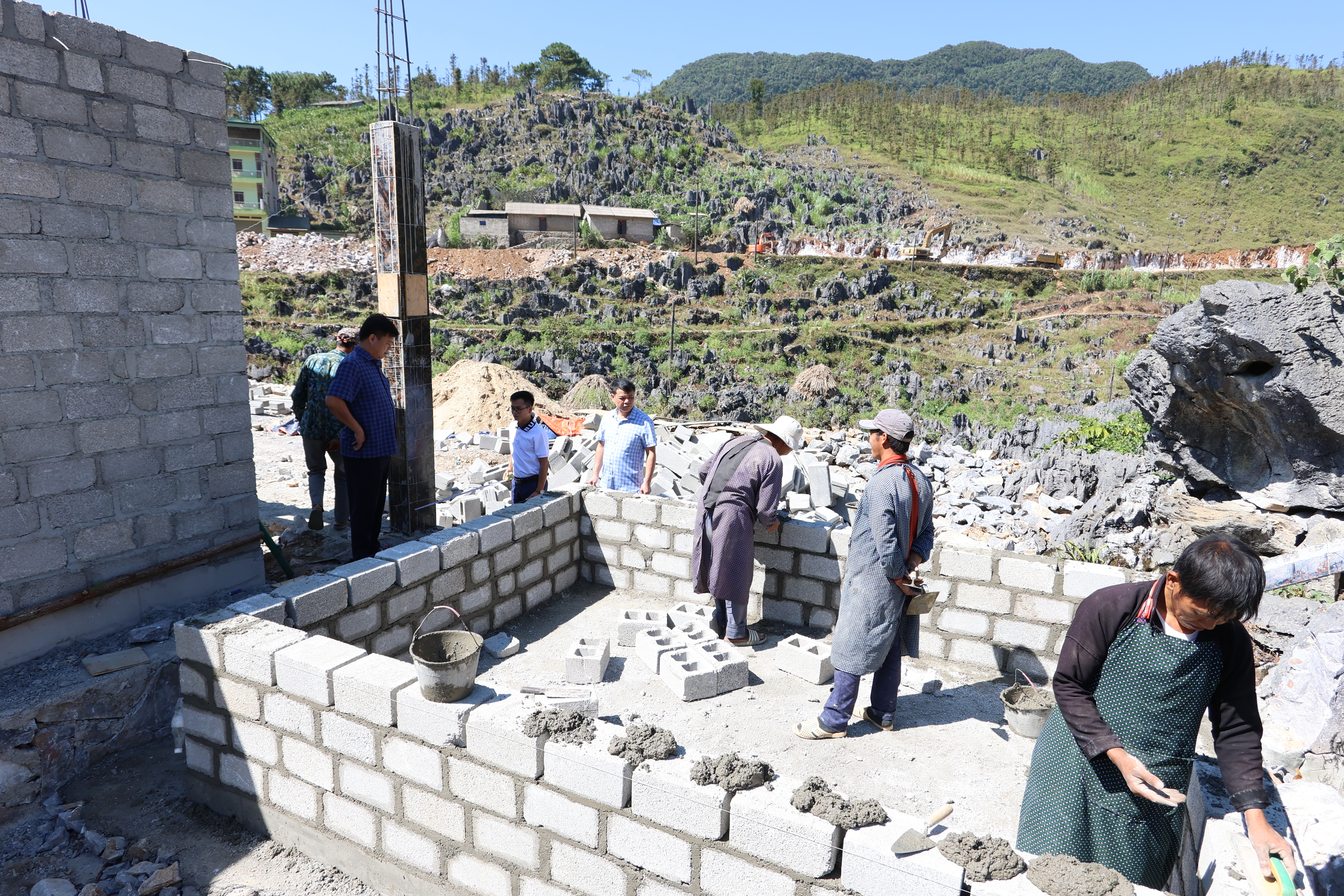 Khâu Vai kiểm tra tiến độ các công trình phục vụ giáo dục, y tế và quân sự