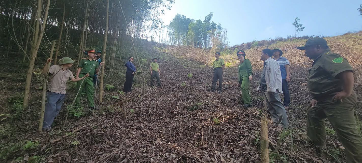 Kiểm tra phương án phòng cháy, chữa cháy rừng và tuyên truyền ký cam kết bảo vệ rừng tại thôn Tú Tạc