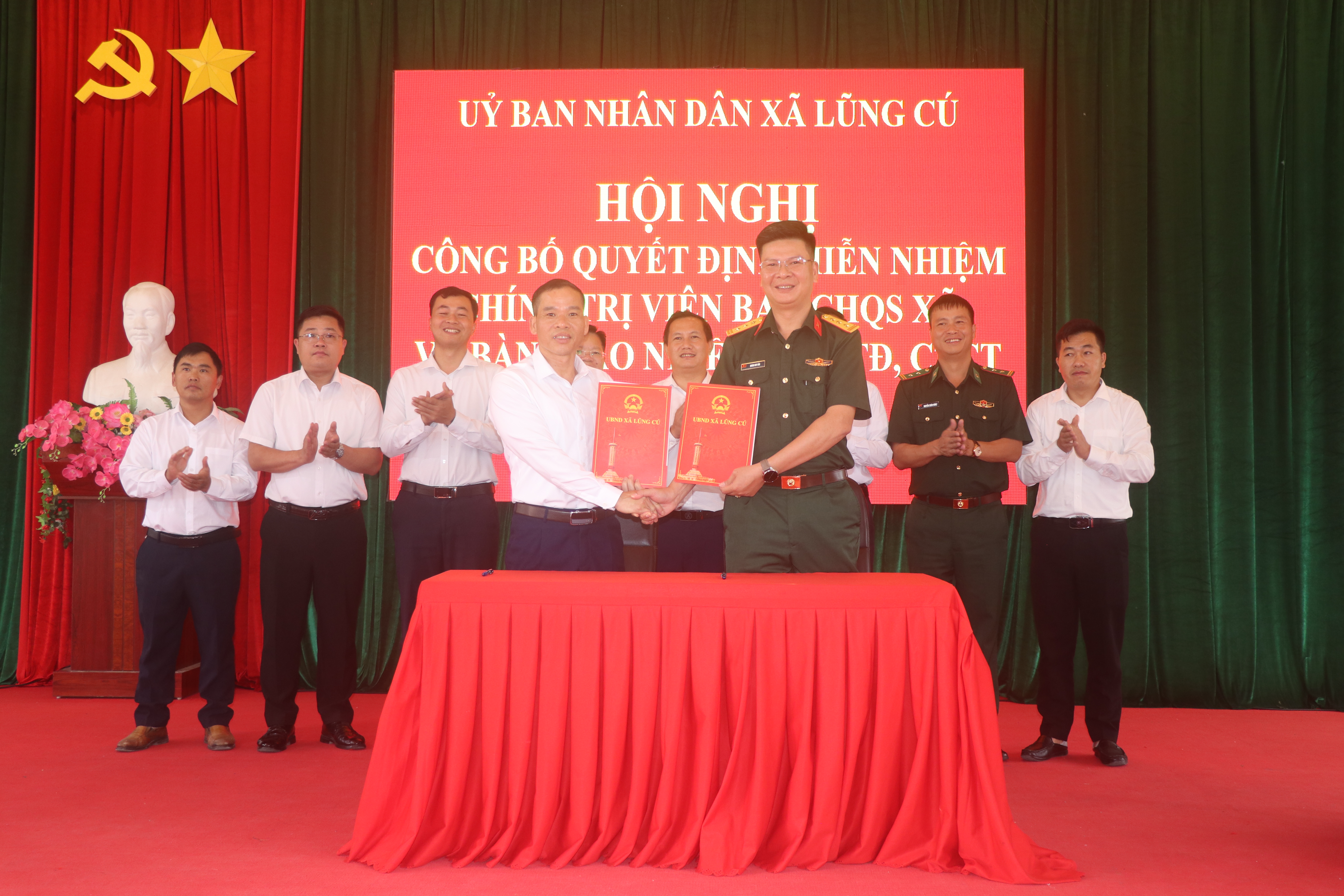 XÃ LŨNG CÚ CÔNG BỐ QUYẾT ĐỊNH MIỄN NHIỆM CHÍNH TRỊ VIÊN BAN CHỈ HUY QUÂN SỰ XÃ VÀ BÀN GIAO NHIỆM VỤ CÔNG TÁC ĐẢNG, CÔNG TÁC CHÍNH TRỊ