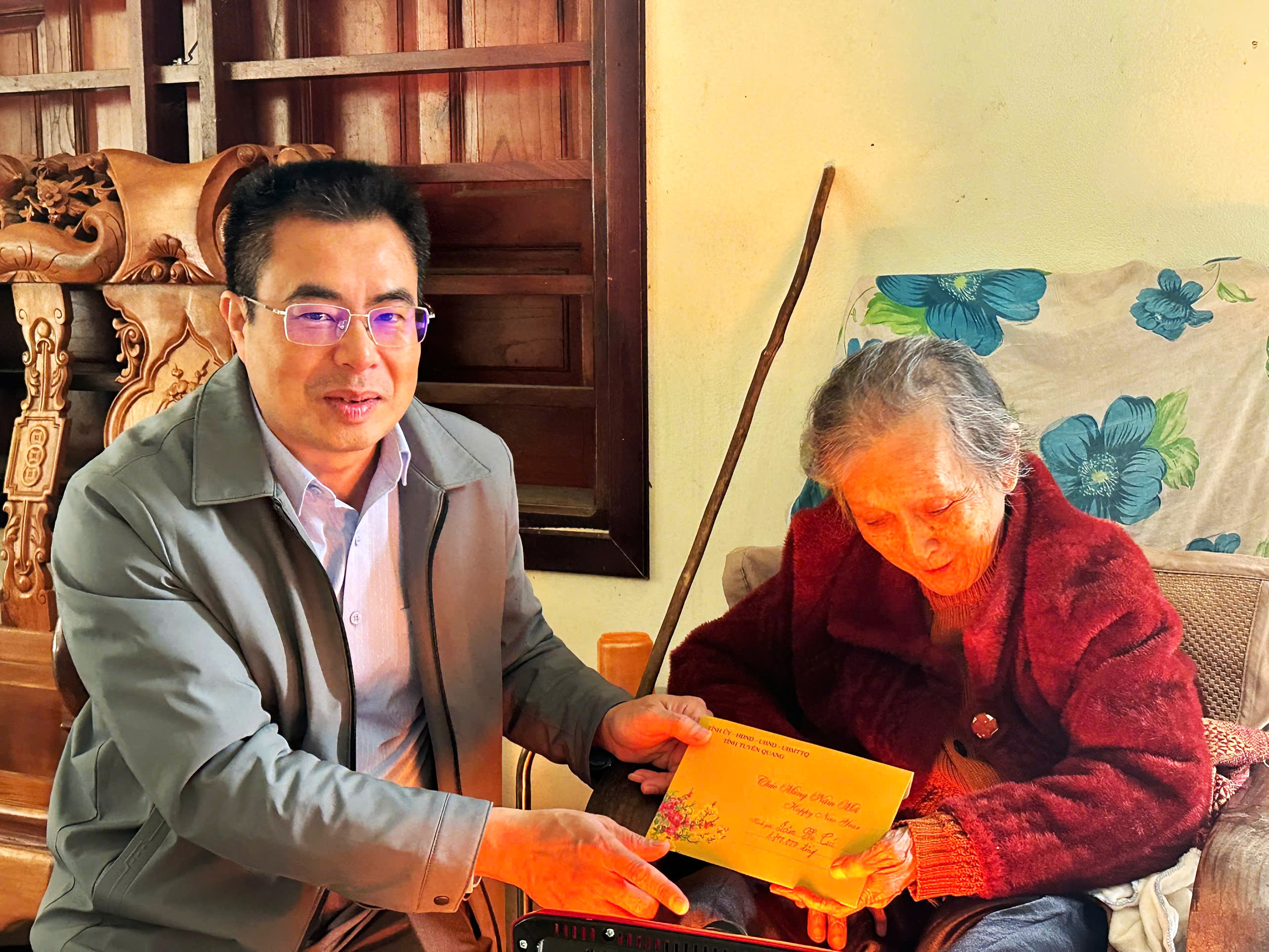 Các đồng chí lãnh đạo xã thăm, chúc Tết, tặng quà các gia đình chính sách, người cao tuổi trên địa bàn xã