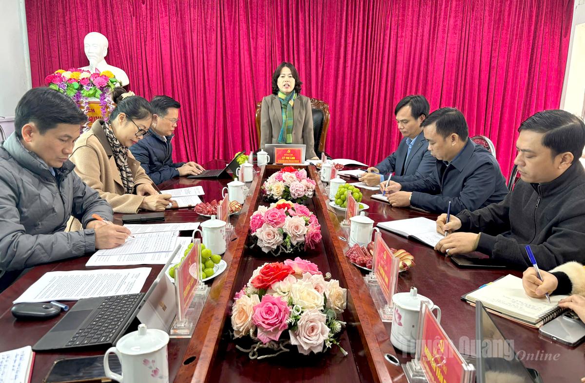 Trưởng đoàn ĐBQH chuyên trách tỉnh Lý Thị Lan làm việc tại xã Tùng Bá