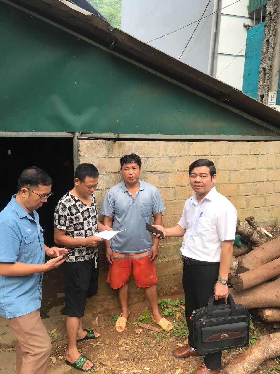 UBND XÃ CÁN TỶ RÀ SOÁT NGƯỜI DÂN SỬ DỤNG ĐIỆN THOẠI THÔNG MINH THEO PHƯƠNG CHÂM " ĐI TỪNG NGÕ, GÕ TỪNG NHÀ, RÀ TỪNG ĐỐI TƯỢNG"