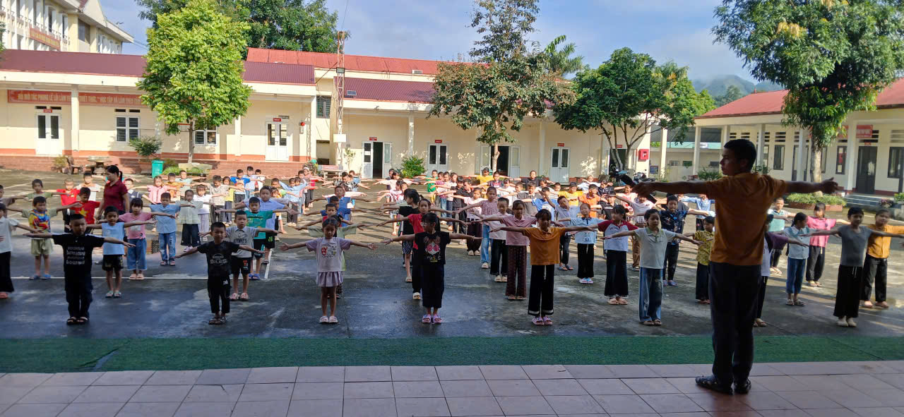 Hàng nghìn học sinh xã vùng đặc biệt khó khăn Liên Hiệp tựu trường