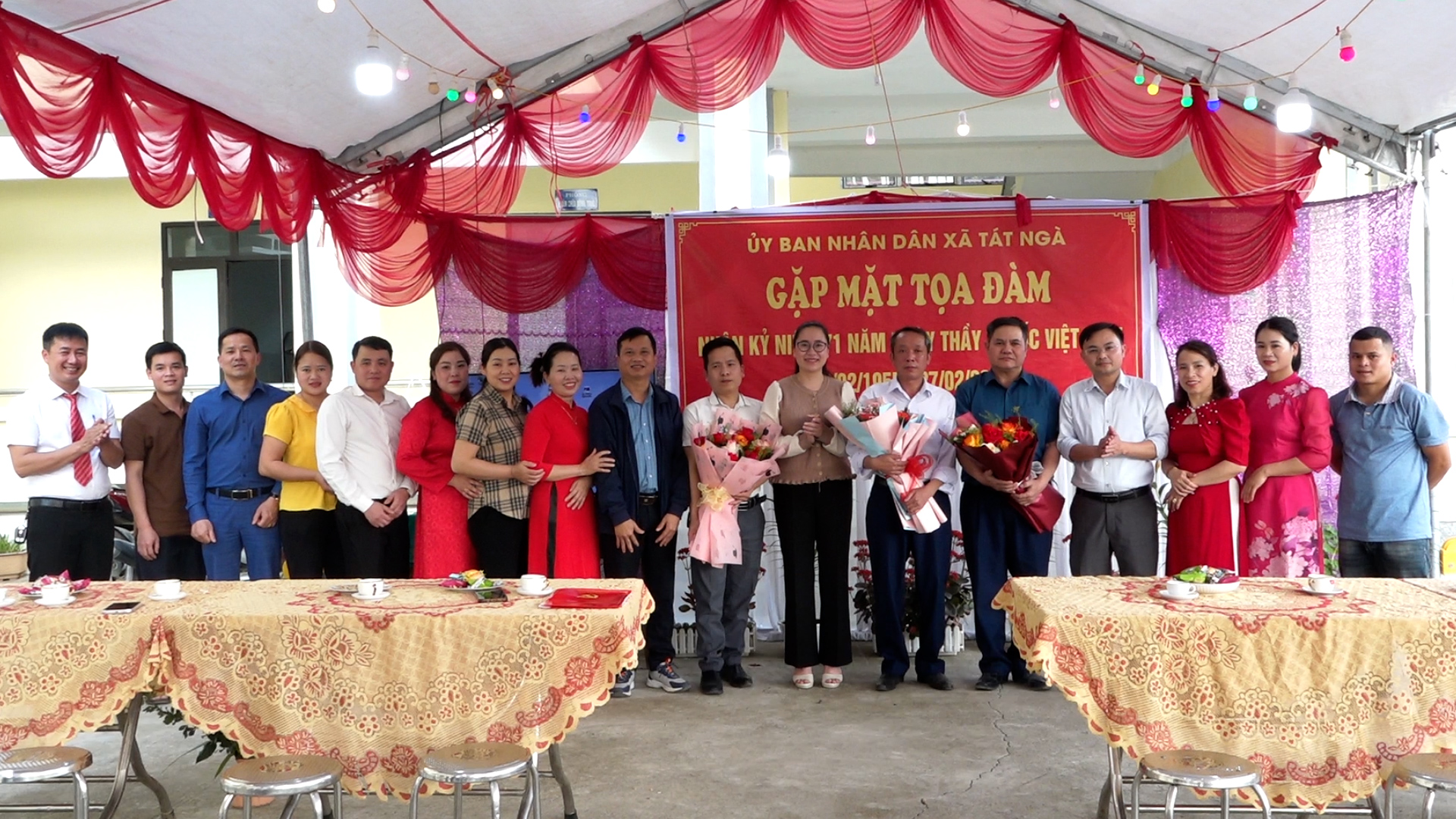 Lãnh đạo xã Tát Ngà thăm, chúc mừng đội ngũ y tế nhân Ngày Thầy thuốc Việt Nam 27