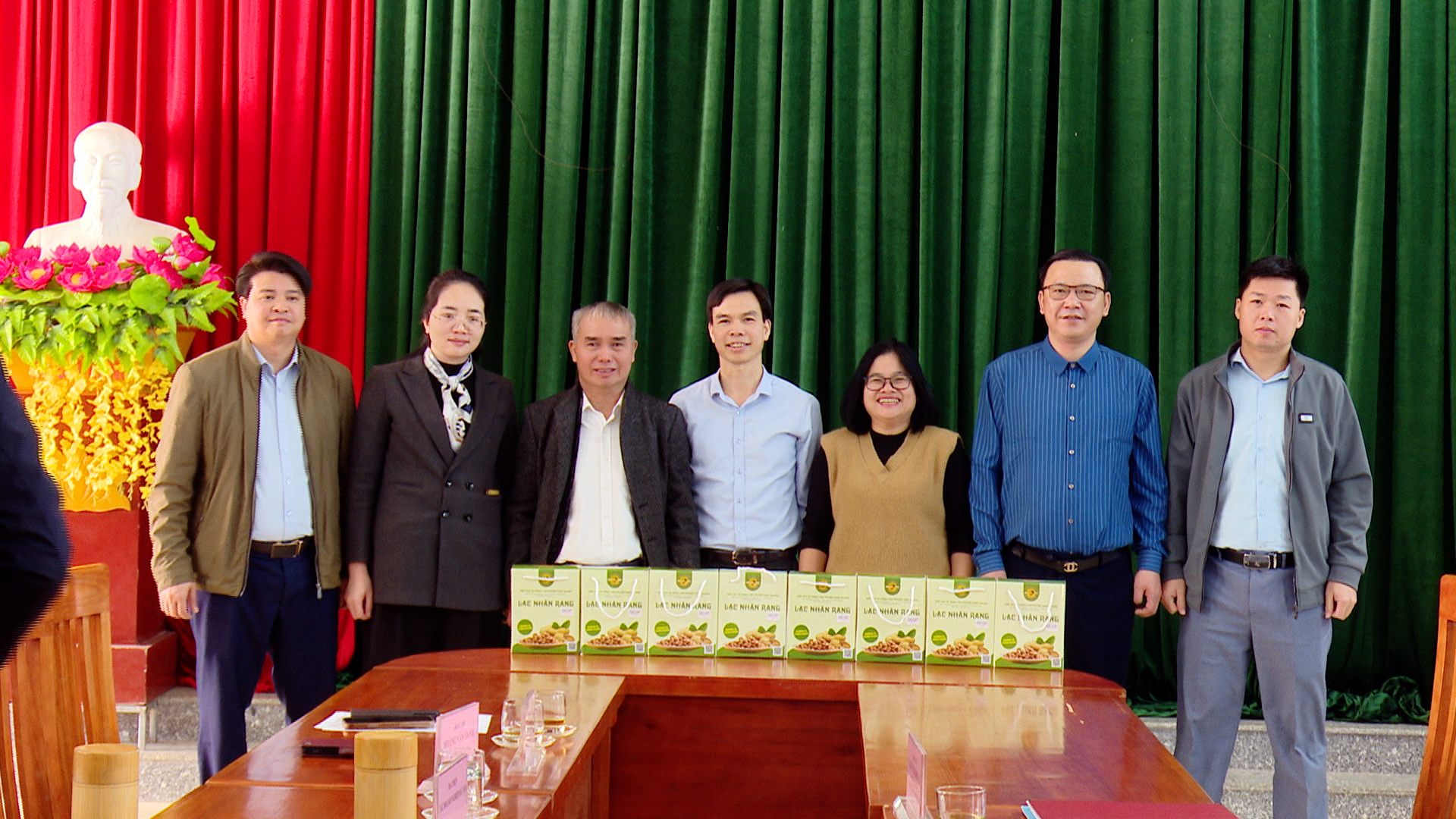 Lãnh đạo xã Minh Quang làm việc với HTX nông nghiệp công nghệ cao Tiến Thành