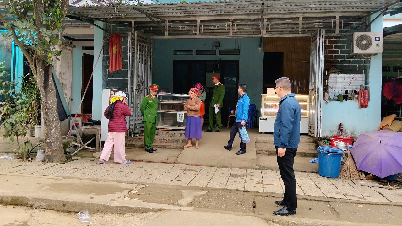 Xã Bạch Ngọc ra quân dọn dẹp hành lang an toàn giao thông chỉnh trang khu dân cư